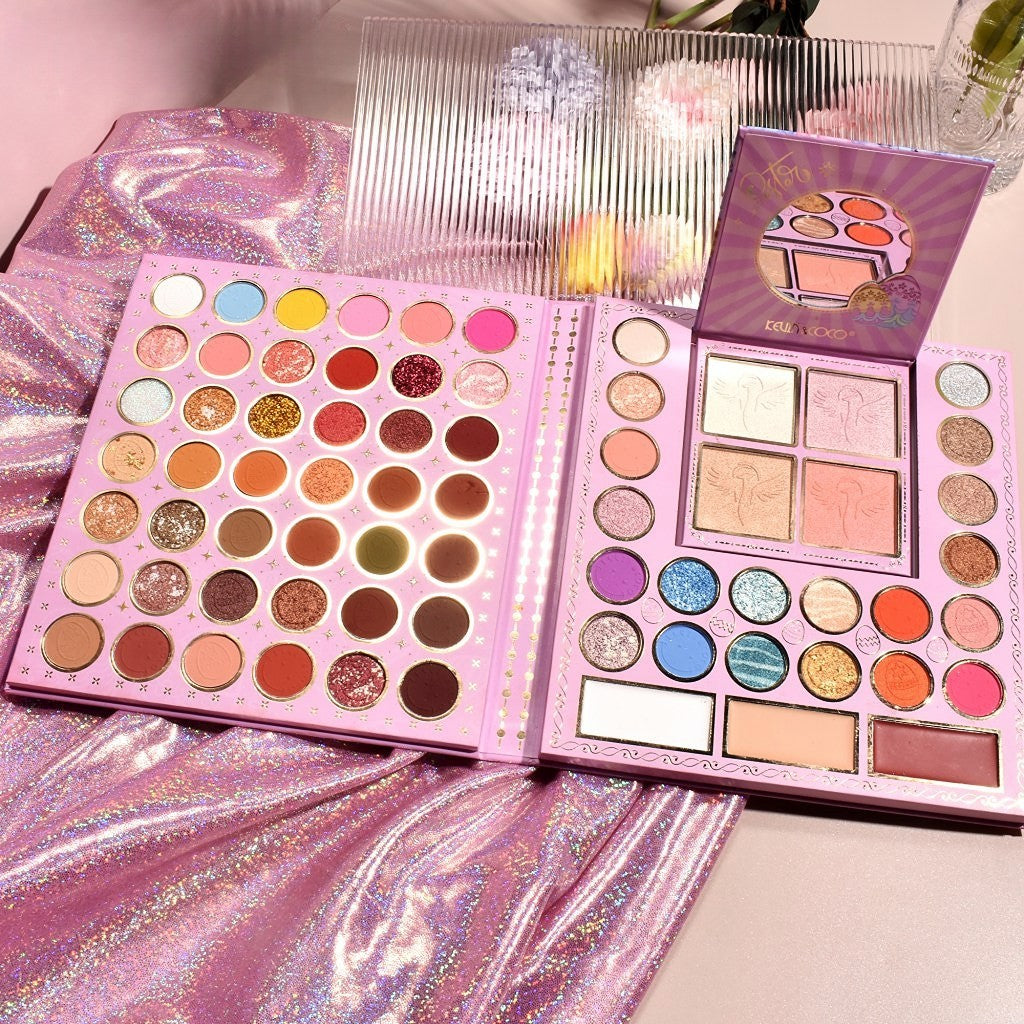 Trusa Machiaj Kevin & Coco Easter Style Blue, Paleta Farduri Pleoape si Iluminator, 69 Culori Mate Sidefate si Glitter, Formula Cruelty-Free, 20 x 22.5 cm, Albastru