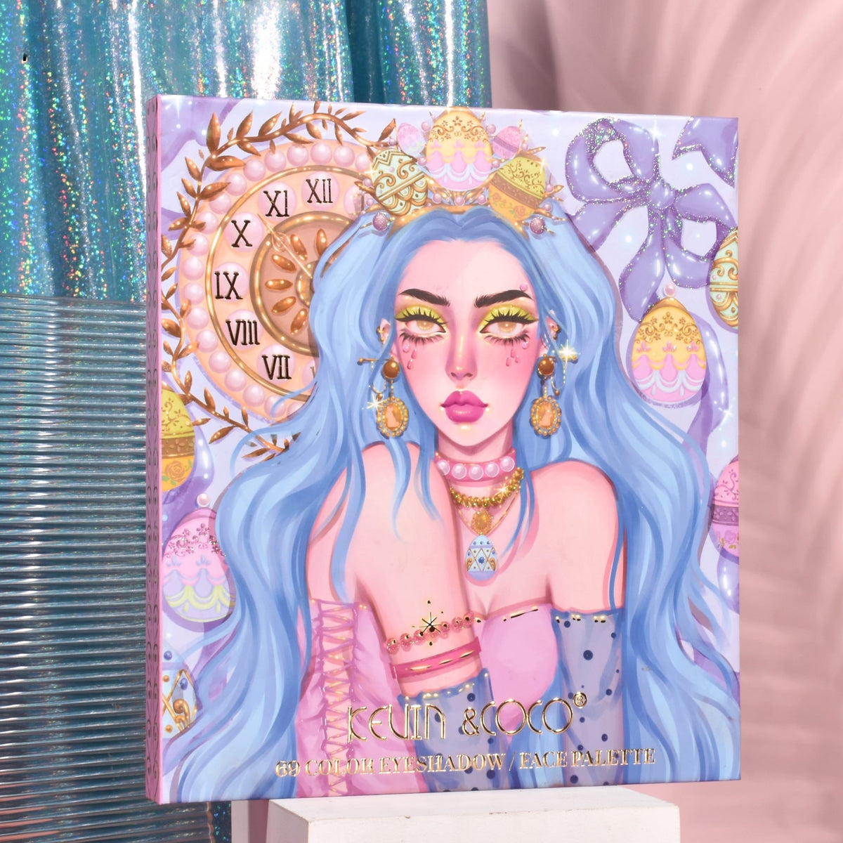 Trusa Machiaj Kevin & Coco Easter Style Blue, Paleta Farduri Pleoape si Iluminator, 69 Culori Mate Sidefate si Glitter, Formula Cruelty-Free, 20 x 22.5 cm, Albastru