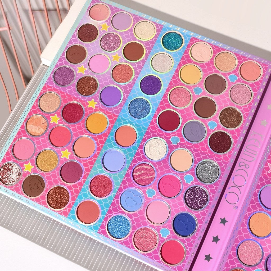 Kevin & Coco Trusa de Machiaj Mermaids, Paleta 80 Farduri de Pleoape, 2 Rujuri si 1 Iluminator, Texturi Mate si Sidefate cu Glitter, 86 Culori, 580 g