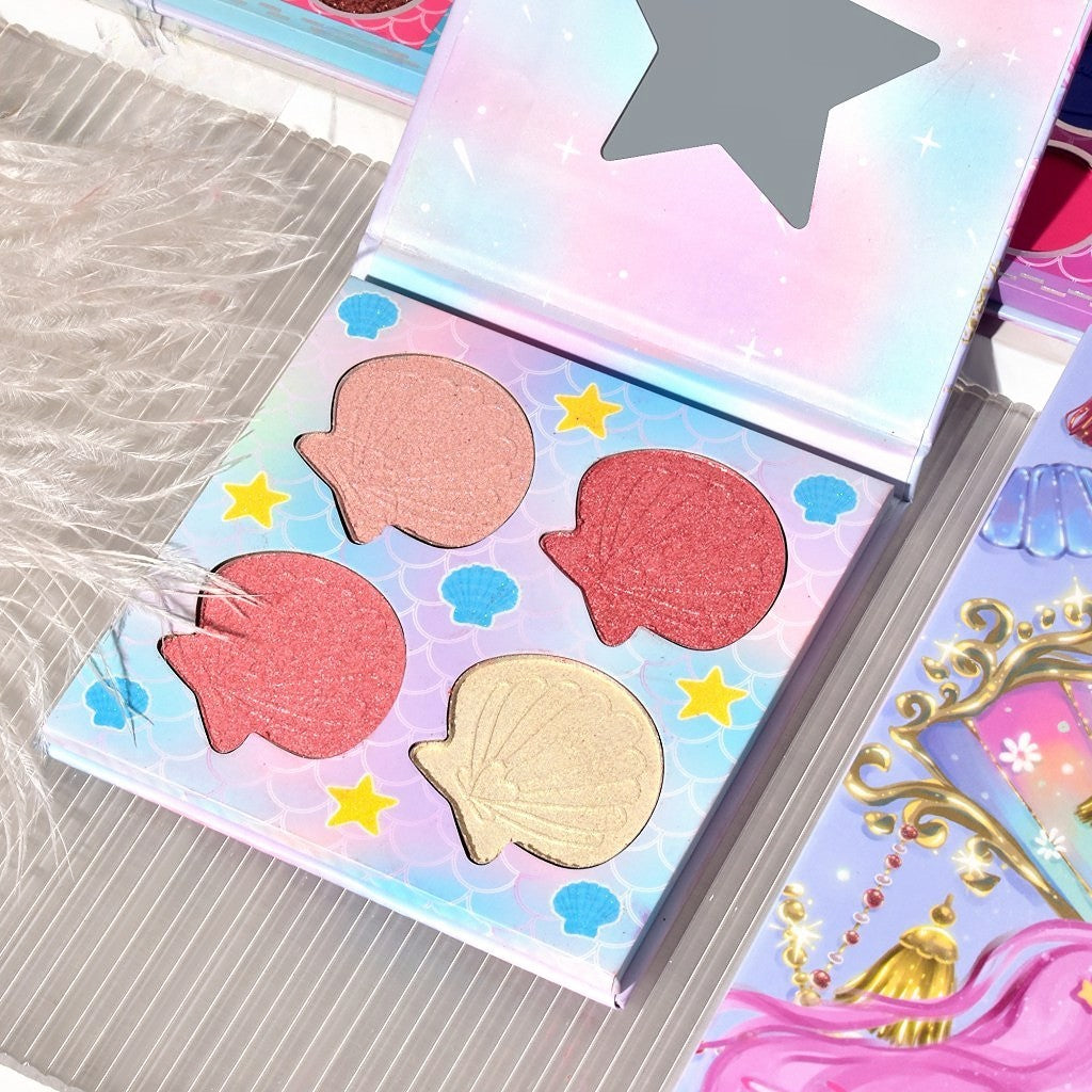 Kevin & Coco Trusa de Machiaj Mermaids, Paleta 80 Farduri de Pleoape, 2 Rujuri si 1 Iluminator, Texturi Mate si Sidefate cu Glitter, 86 Culori, 580 g