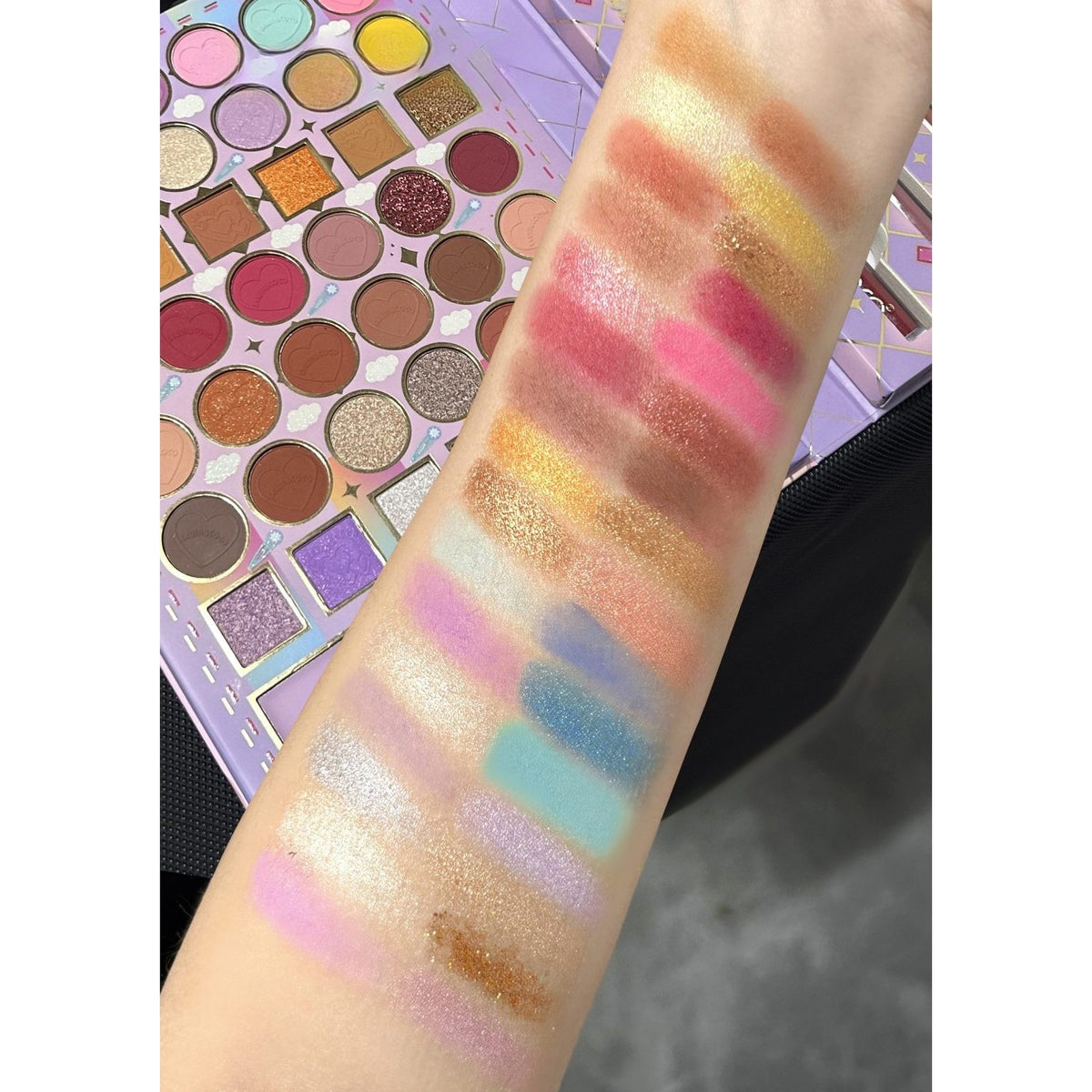 Kevin & Coco Set Machiaj Complet Violet Fairy, Trusa Cosmetice cu 42 Farduri Ochi, 3 Blush, 6 Rujuri si 6 Iluminatoare, Formule Pigmentate si Cruelty-Free, 51 Culori, 19.5 x 24.5 x 2.5 cm