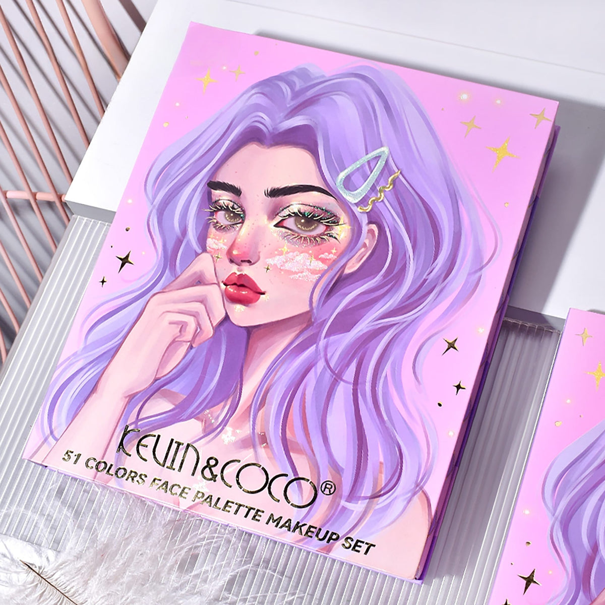 Kevin & Coco Set Machiaj Complet Violet Fairy, Trusa Cosmetice cu 42 Farduri Ochi, 3 Blush, 6 Rujuri si 6 Iluminatoare, Formule Pigmentate si Cruelty-Free, 51 Culori, 19.5 x 24.5 x 2.5 cm
