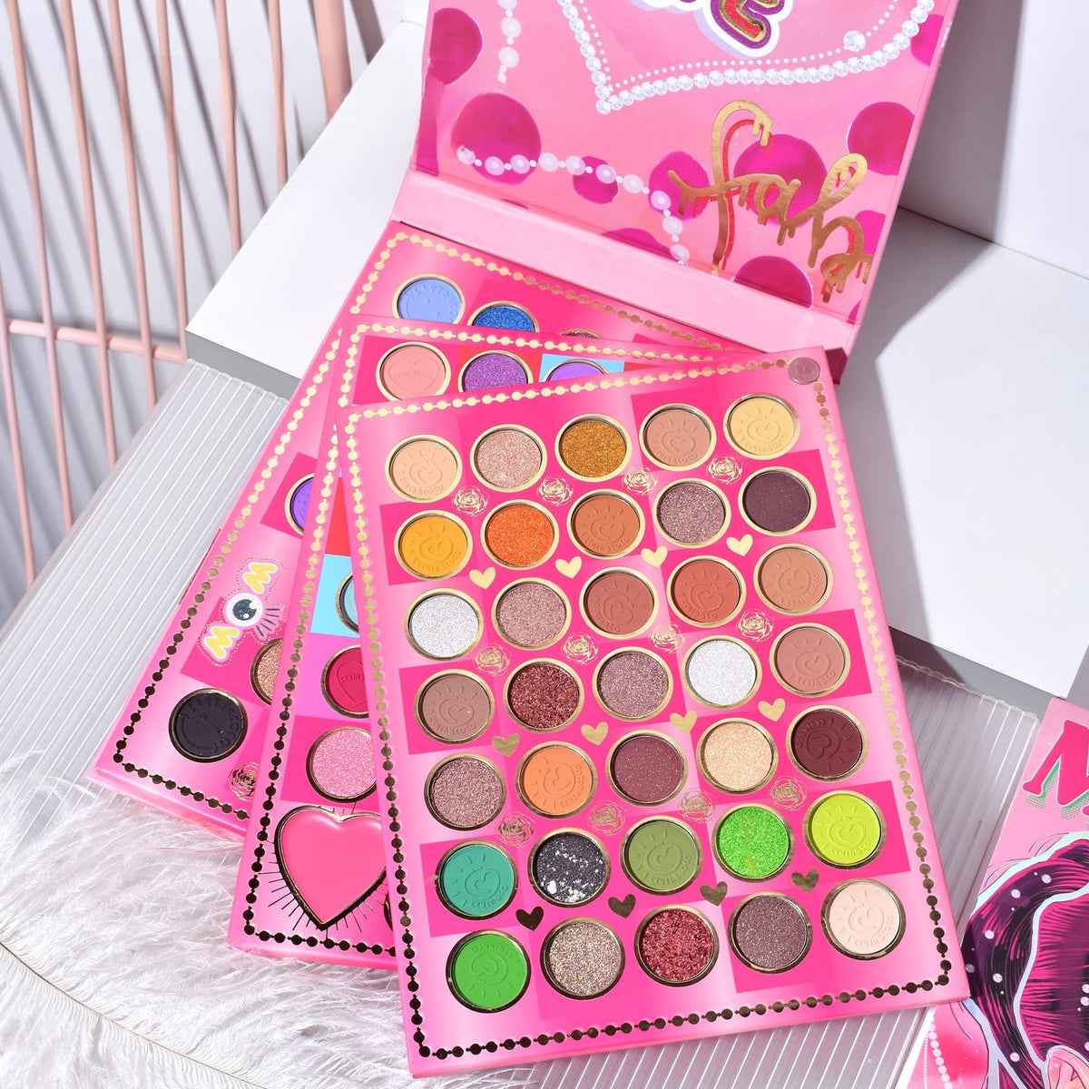 Trusa Machiaj Kevin & Coco Mean Girl Rose, Paleta Farduri Pleoape, Iluminator si Blush Cremos, 97 Culori Mate si Sidefate, Ambalaj Tip Cadou, 21 x 15.7 x 2.4 cm