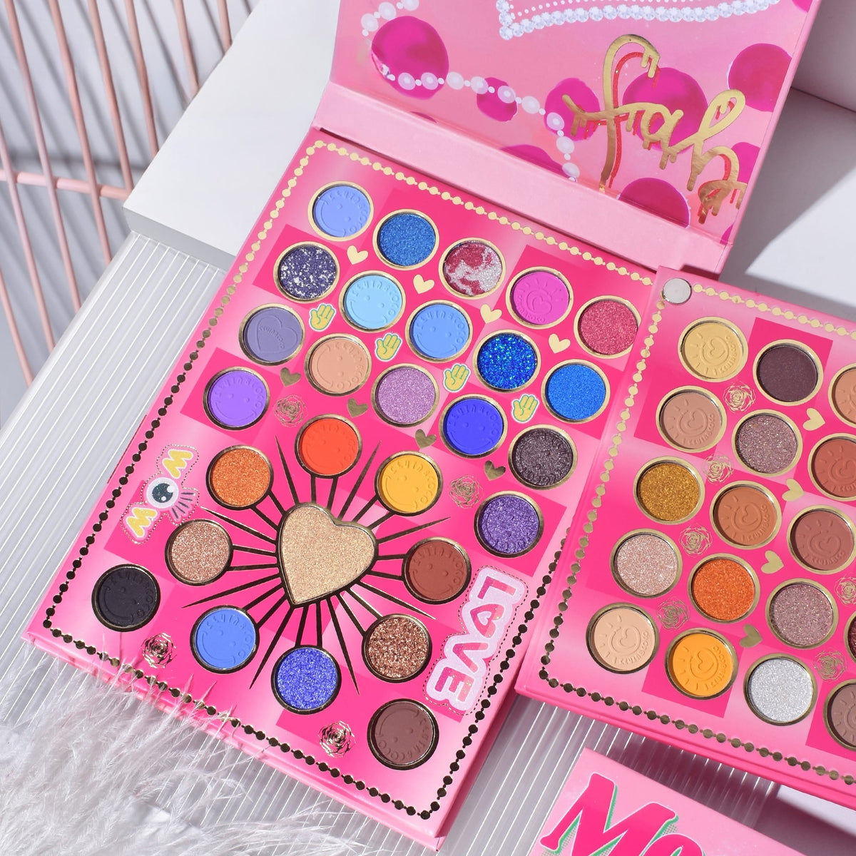 Trusa Machiaj Kevin & Coco Mean Girl Rose, Paleta Farduri Pleoape, Iluminator si Blush Cremos, 97 Culori Mate si Sidefate, Ambalaj Tip Cadou, 21 x 15.7 x 2.4 cm