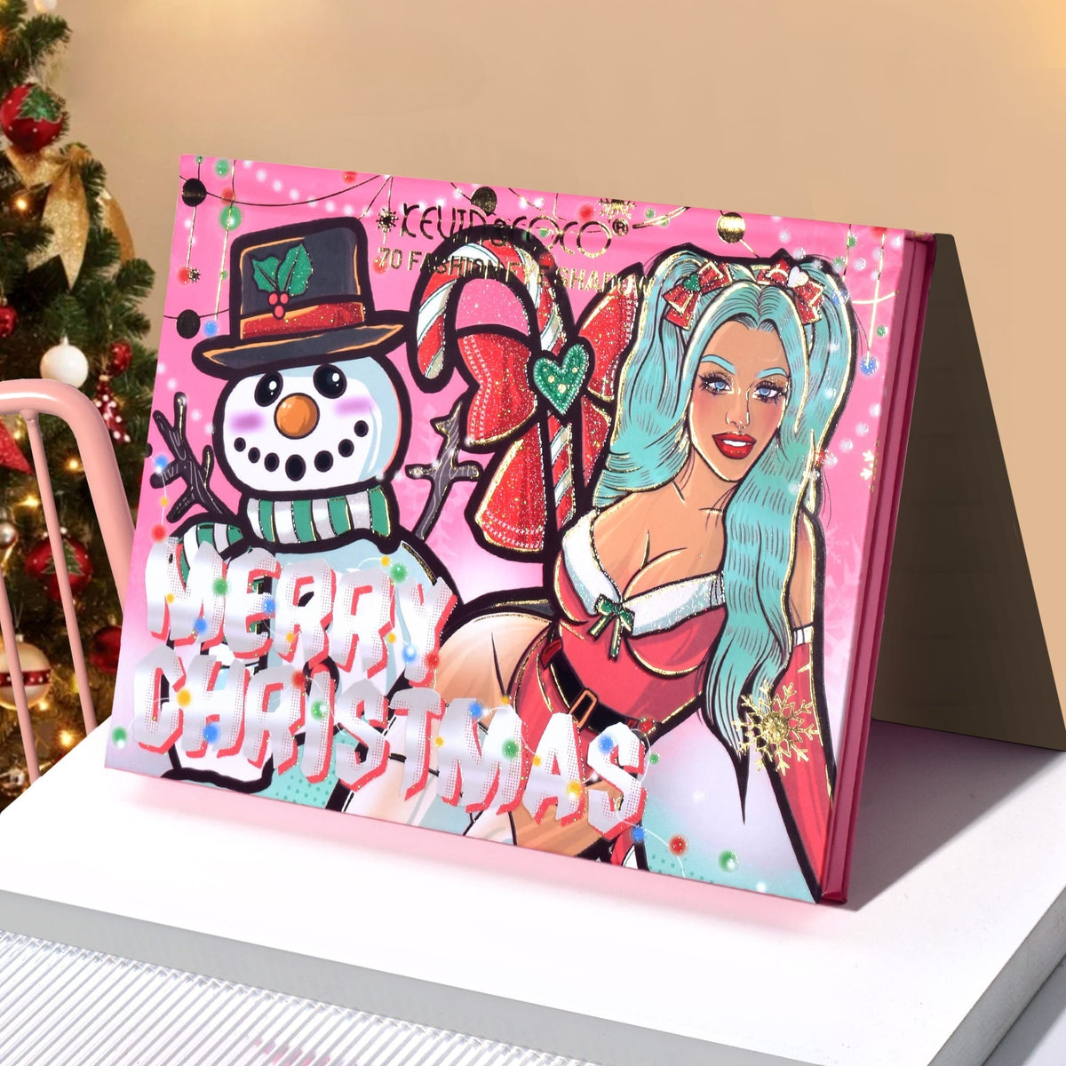 Kevin & Coco Trusa de Machiaj Snowy Christmas, Paleta Farduri de Pleoape cu 70 Culori Mate Sidefate si Glitter, Formula Non-Toxica Cruelty-Free, Compacta, 22.5 x 17 x 2 cm, Multicolor