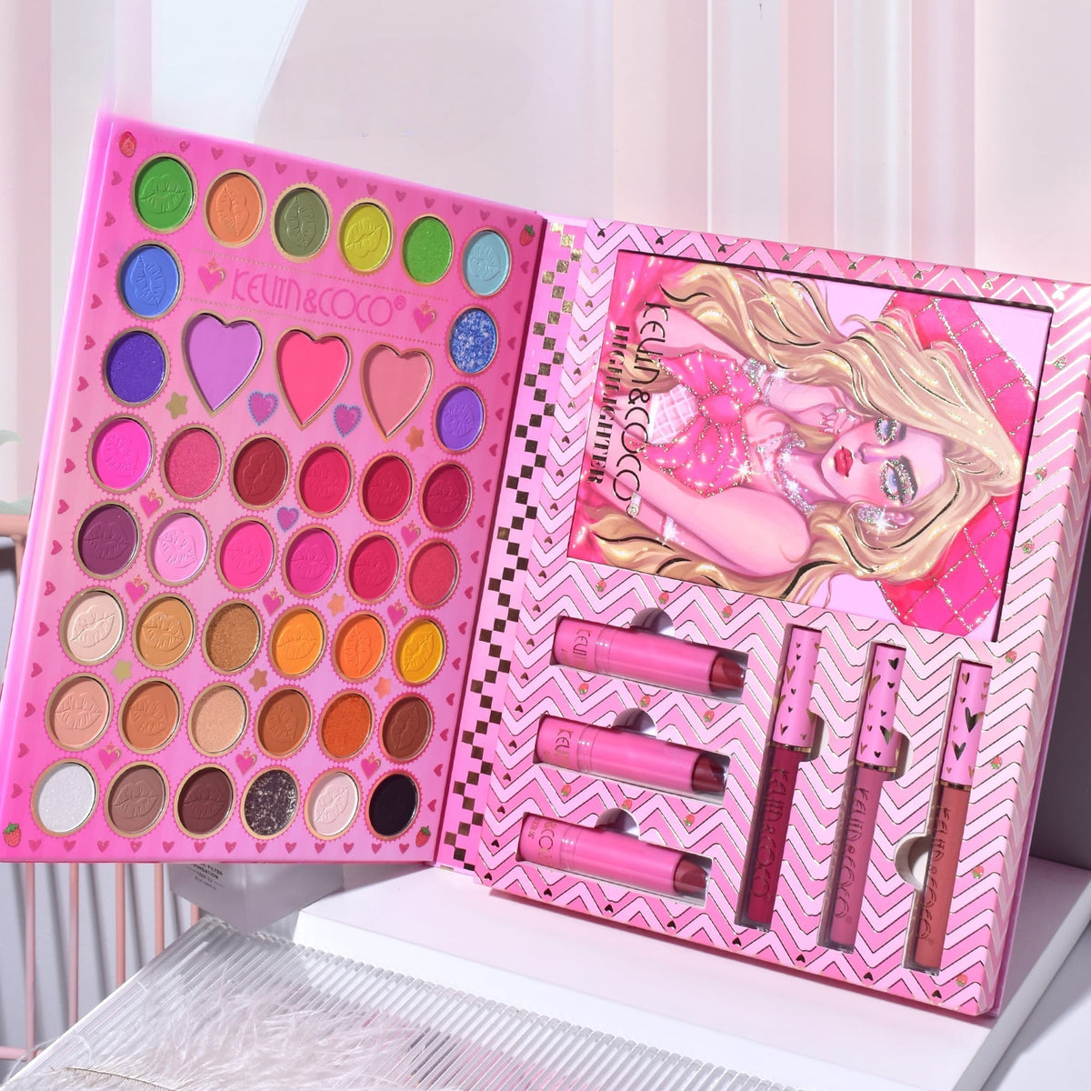 Kevin & Coco Set Machiaj Complet Butterfly Dream Girl, Paleta 49 Culori cu Farduri Ochi, Rujuri, Blush si Iluminator, Pigmentat si Rezistent, 24.7 x 19.7 x 2.7 cm
