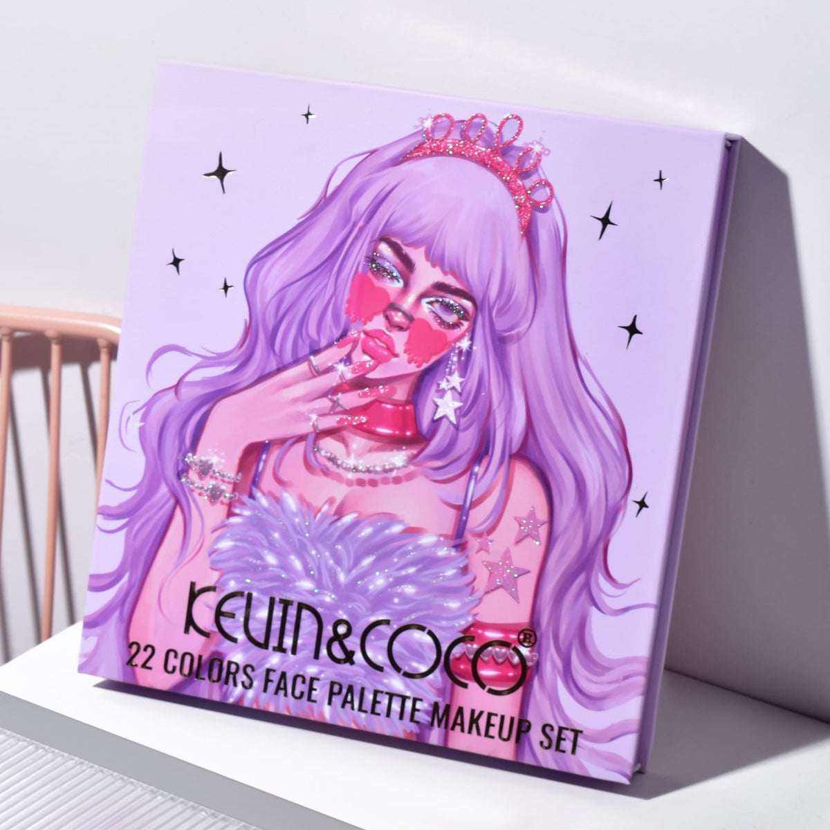 Kevin & Coco Set Machiaj Complet Vanilla Queen, Paleta 18 Farduri de Pleoape Mate si Glitter, 4 Iluminatoare, 2 Rujuri Lichide, Pigment Intens, Cruelty-Free, 22 Culori, 19.7 x 21.2 x 2.5 cm