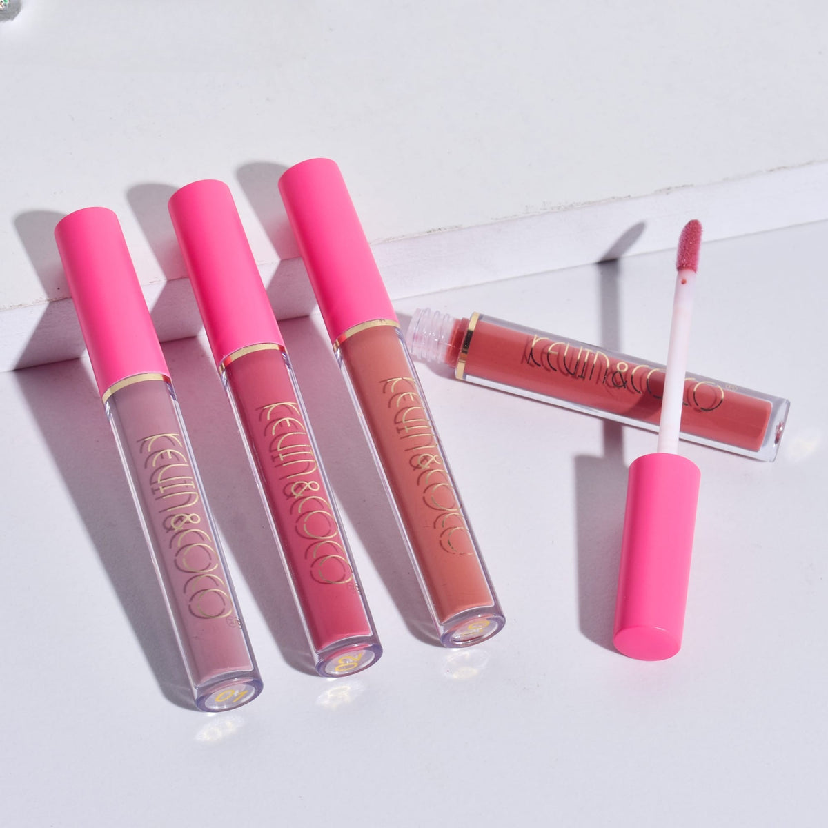 Kevin & Coco Set de Buze Cloud Bubble, 4 Gloss-uri de Buze cu Aspect Catifelat si Lucios, Textura Hidratanta, Cruelty-Free, Nuante Roz si Nude, 4 x 1.7 ml