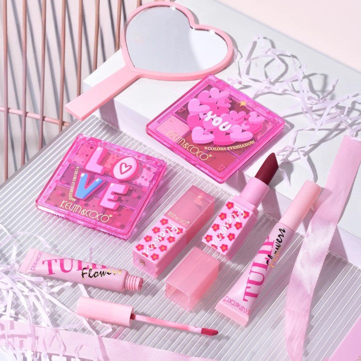 Kevin & Coco Set Machiaj Complet 22 Culori, Kit Cosmetice cu Paleta Farduri Nude si Roz, 2 Rujuri, 2 Gloss-uri, Oglinda Inimioara, Design Lalele, 15.7 x 21 x 4 cm, Multicolor