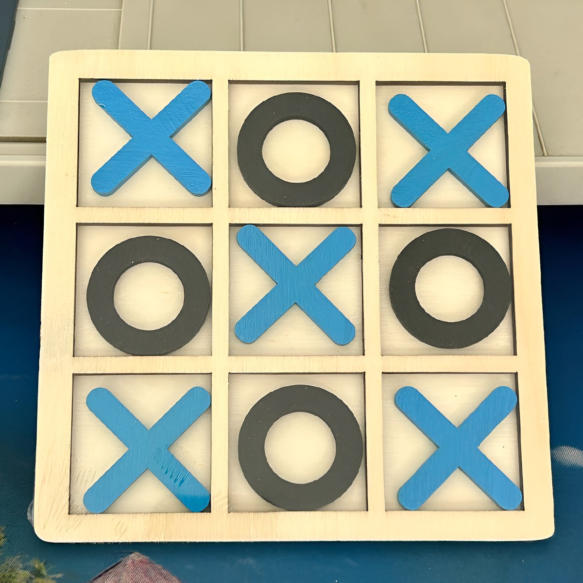 Joc Montessori Tic Tac Toe, Puzzle Educativ X si 0 pentru Dezvoltarea Logicii, Interactiv, Lemn, 9 Piese, 14.3x14.3 cm, Albastru/Negru