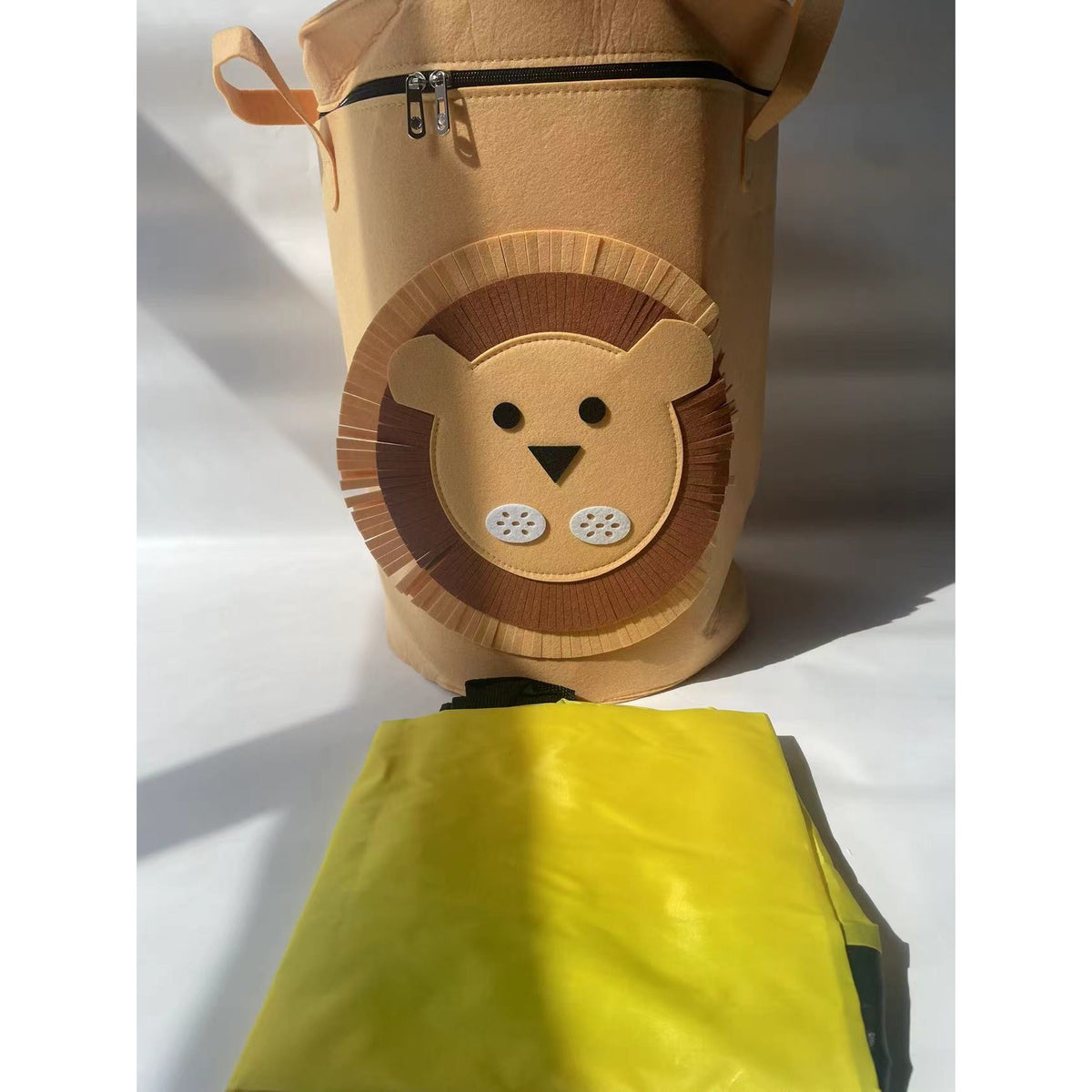 Cutie Depozitare Jucarii si Lego 2 In 1, Coș cu Covor de Joaca Detasabil, Poliester Impermeabil, Diametru 150 cm, Inaltime 40 cm, Model Leu, Maro/Verde