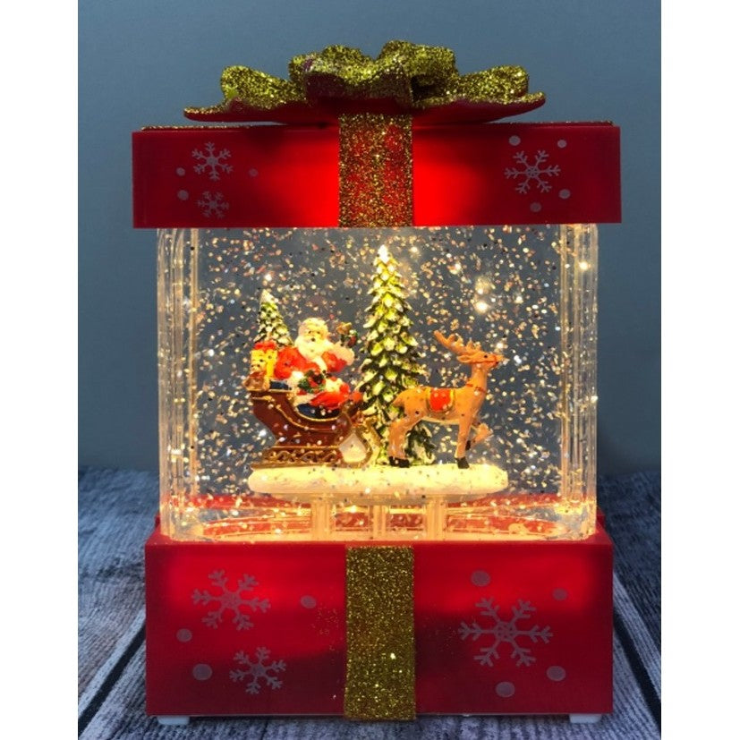 Decoratiune Craciun Muzicala Tip Cutie Cadou, Mos Craciun cu Sania si Zapada in Miscare, Lumini LED Alb Cald, 3 Moduri Functionare, Alimentare USB sau Baterii, Plastic, Rosu si Auriu, 13 x 9 x 19.8 cm