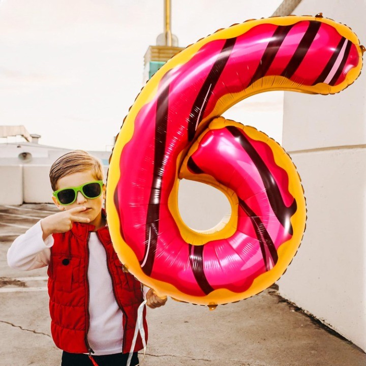 Balon Aniversar Cifra 6, Figurina din Folie Metalizata, Imprimeu Gogosi Candy Bar, Umflare Aer sau Heliu, 100 cm, Multicolor