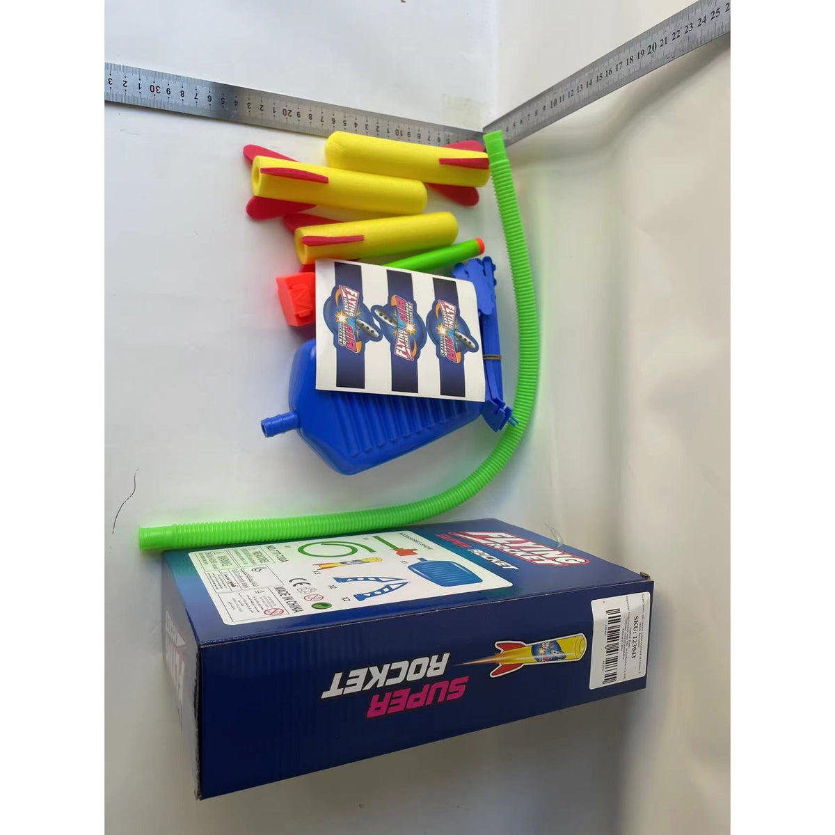 Lansator Rachete pentru Copii, Joc de Exterior cu Pedala Pneumatica, Jucarie Interactiva din Burete, 1 Lansator si 3 Rachete incluse, Multicolor