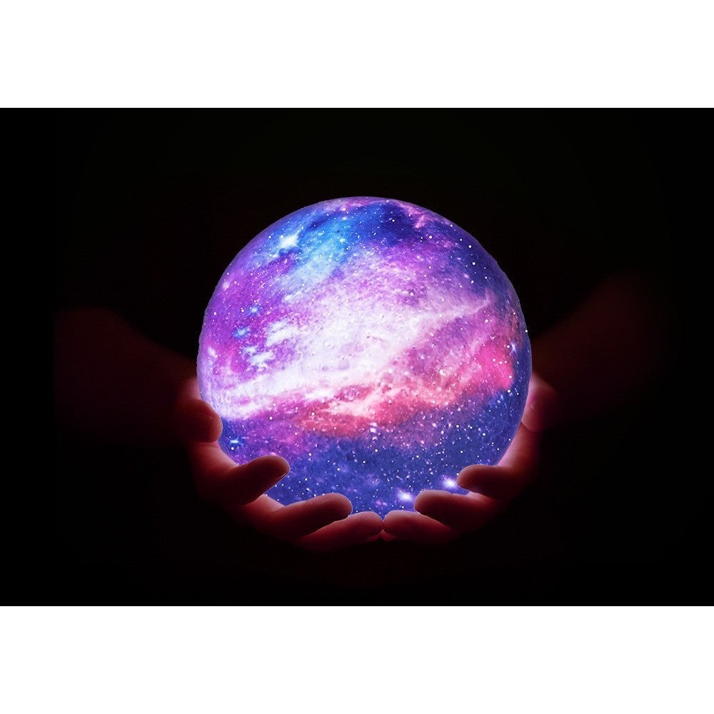 Lampa de Veghe Moon Light, Proiector 3D Luna si Stele, Iluminare Multicolora, Alimentare Baterii, Stand Lemn Inclus, 10 cm