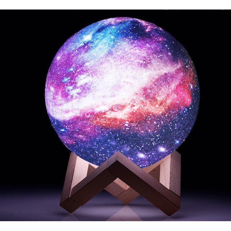 Lampa de Veghe Moon Light, Proiector 3D Luna si Stele, Iluminare Multicolora, Alimentare Baterii, Stand Lemn Inclus, 10 cm