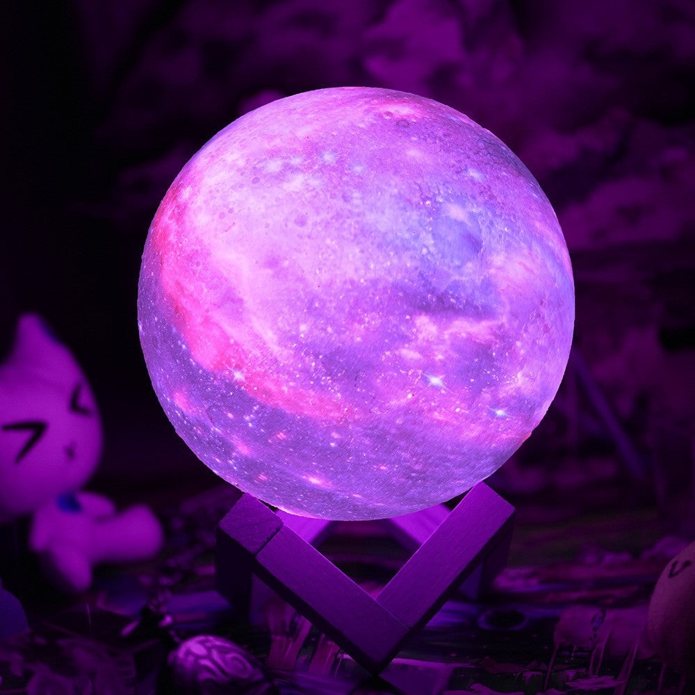 Lampa de Veghe Moon Light, Proiector 3D Luna si Stele, Iluminare Multicolora, Alimentare Baterii, Stand Lemn Inclus, 10 cm