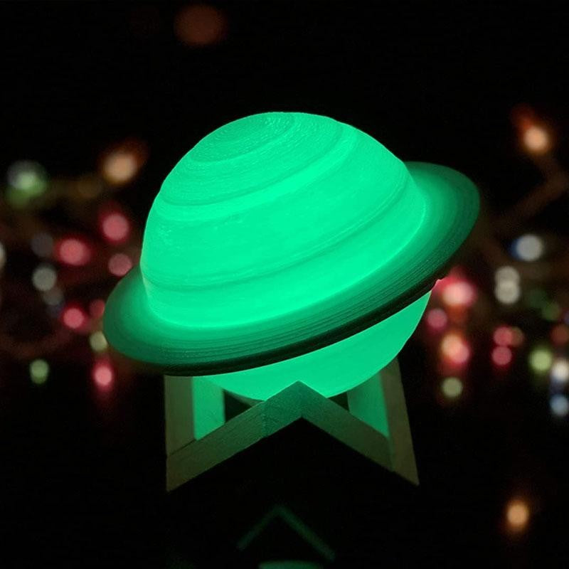 Lampa de Veghe Saturn 3D, Iluminare LED 16 Culori cu Telecomanda, Control Tactil, Suport din Lemn, Alimentare Baterii, 15 cm