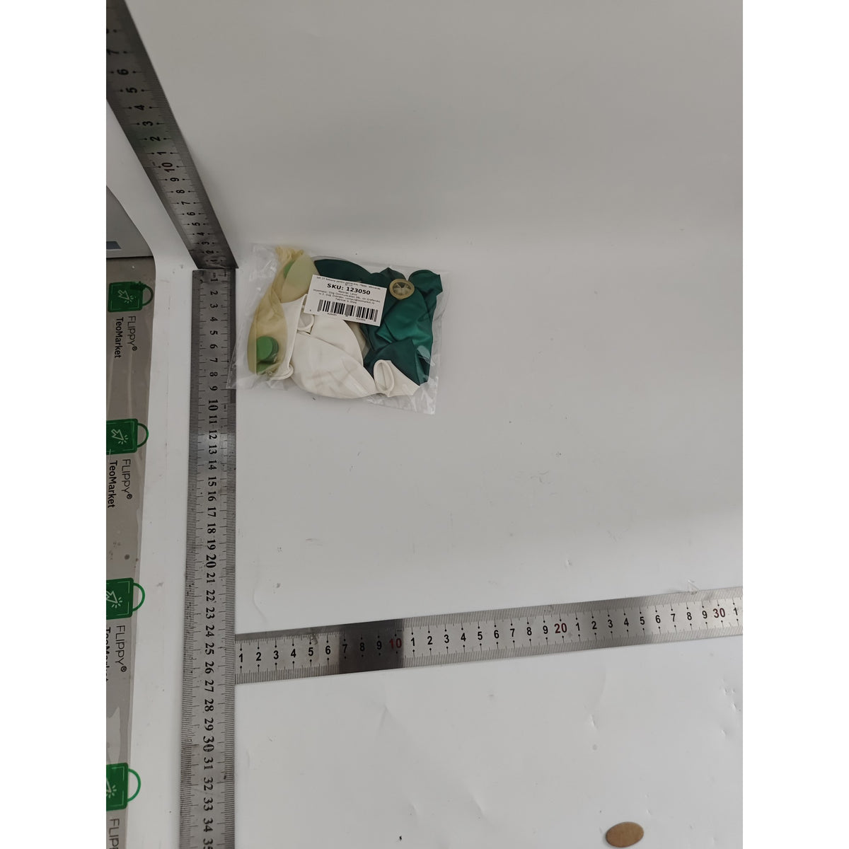 Set 15 Baloane Petrecere cu Confetti, Baloane Latex Biodegradabile pentru Aer sau Heliu, Alb și Verde, 30 cm, 15 Bucăți