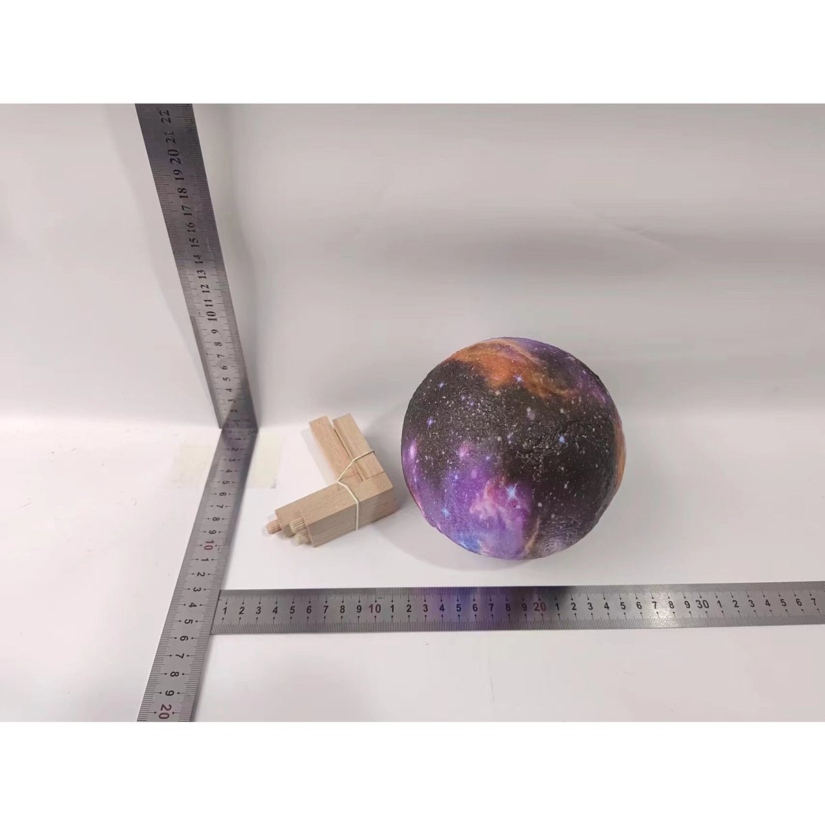 Lampa de Veghe 3D Moon Light, Model Luna si Stele, Iluminare Multicolora Ambientala, Alimentare Baterii, Suport din Lemn Inclus, 14 cm