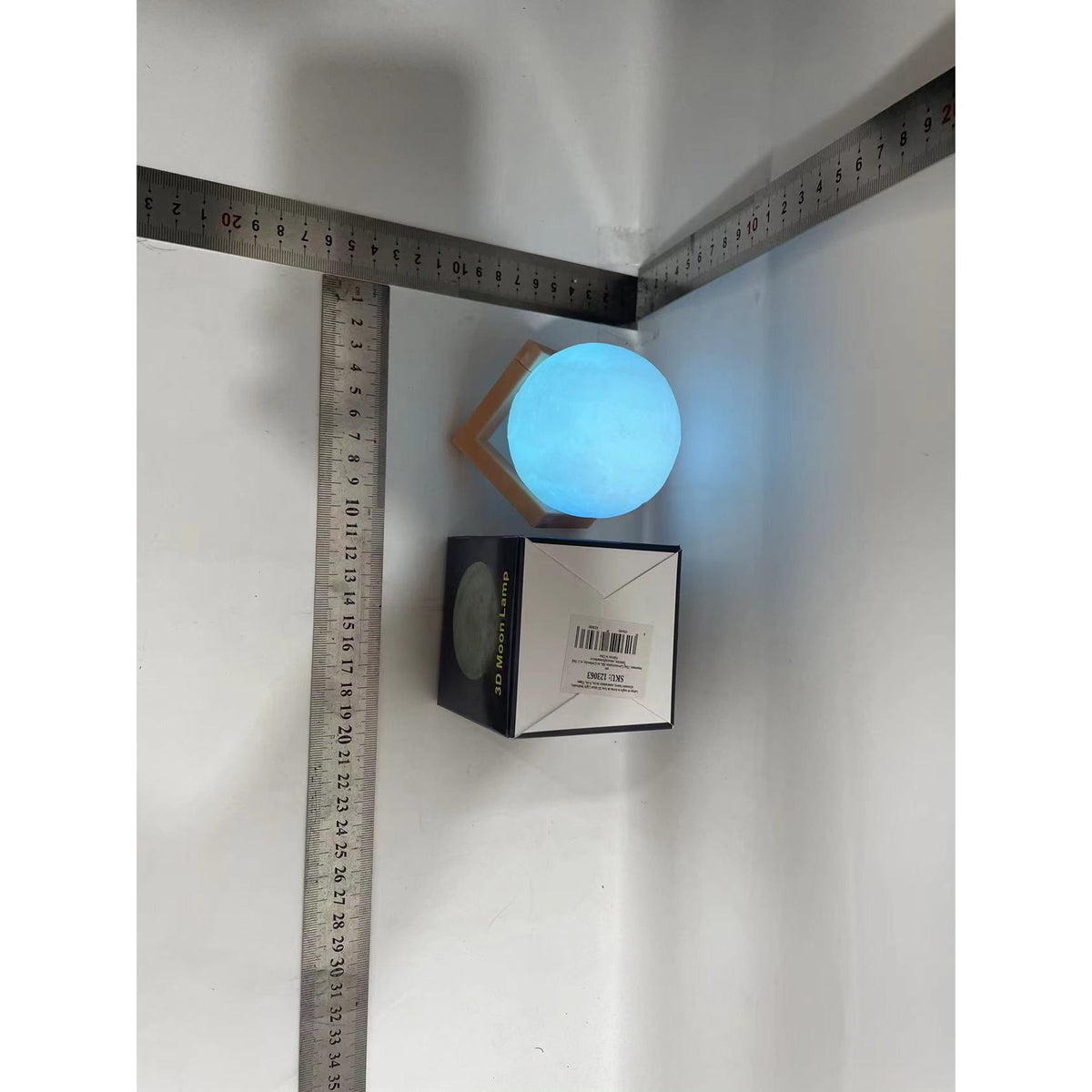 Lampa de Veghe in Forma de Luna 3D Moon Light, Iluminare Ambientala Multicolora, Alimentare Baterii, Include Stativ din Lemn, 8 cm