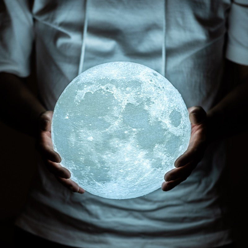 Lampa de Veghe 3D Moon Light, Design Luna Realista, Iluminare LED Portabila, Alimentare Baterii cu Stativ Inclus, Alb Rece, 8 cm