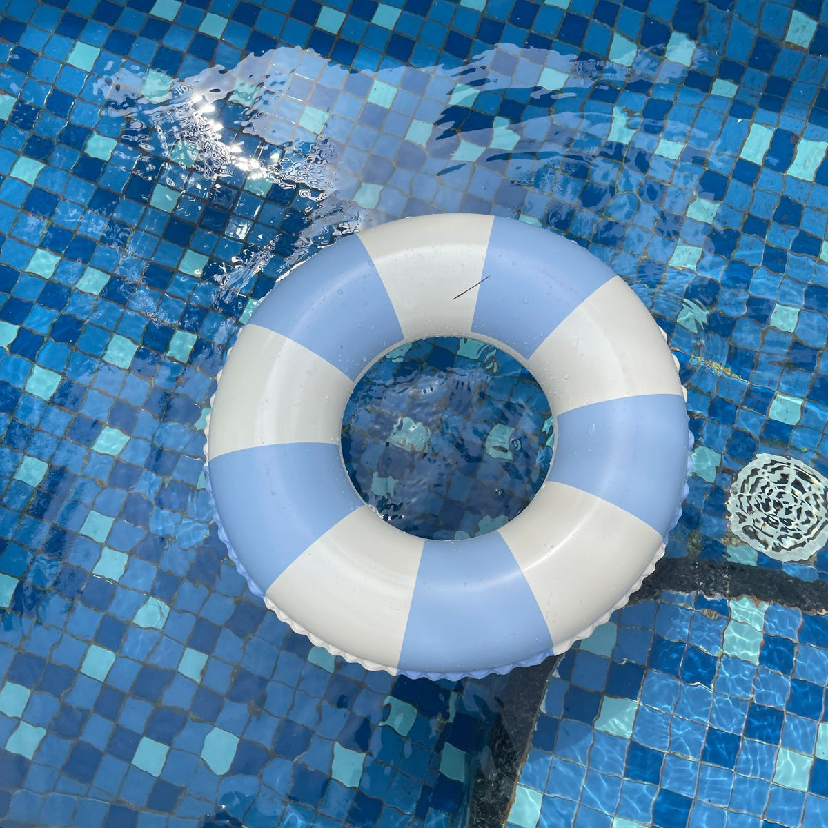 Colac de Inot Gonflabil pentru Copii, Design in Dungi cu Valva de Siguranta, Material PVC Rezistent, Albastru si Galben, 66 cm Diametru, Varsta 10-15 Ani