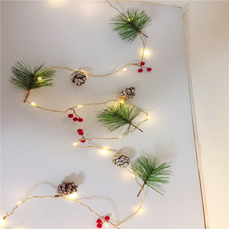 Instalatie Craciun cu 20 LED-uri, Decoratiune cu Ace si Conuri de Pin, Alimentare Baterii AA, Interior si Exterior, Plastic si Cupru, 2 m, Alb Cald