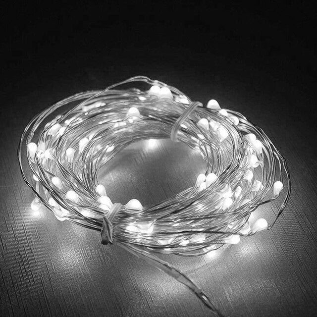 Instalatie de Craciun cu 100 LED-uri, Decoratiune Luminoasa Tip Sir cu Telecomanda, 8 Functii de Iluminare, Fir Cupru Anti-inghet, Alimentare 3 Baterii AA, Lungime 10 m, Alb Rece