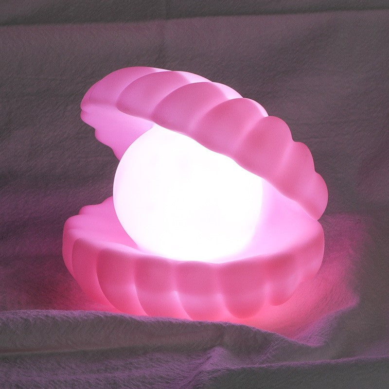 Lampa de Veghe Led, Model Scoica cu Perla, Lumina Calda Ambientala, Plastic si Vinil, 10 x 8.5 cm, Roz, Include 3 Baterii LR44