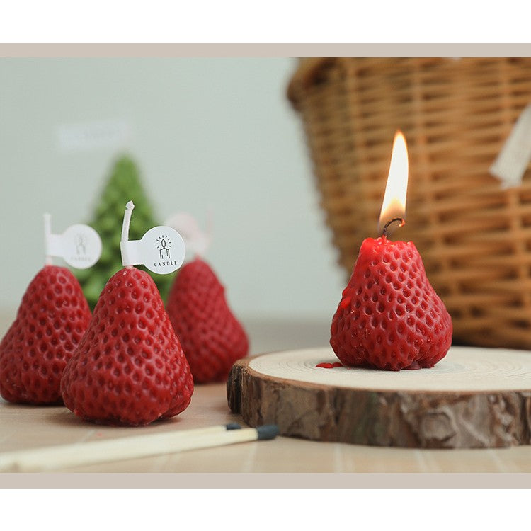 Set 4 Lumanari Parfumate, Model Căpșuni, Design Decorativ Realist, Amestec Ceară de Soia și Parafină, Timp Ardere 30 Minute, 62g, Rosu/Roz