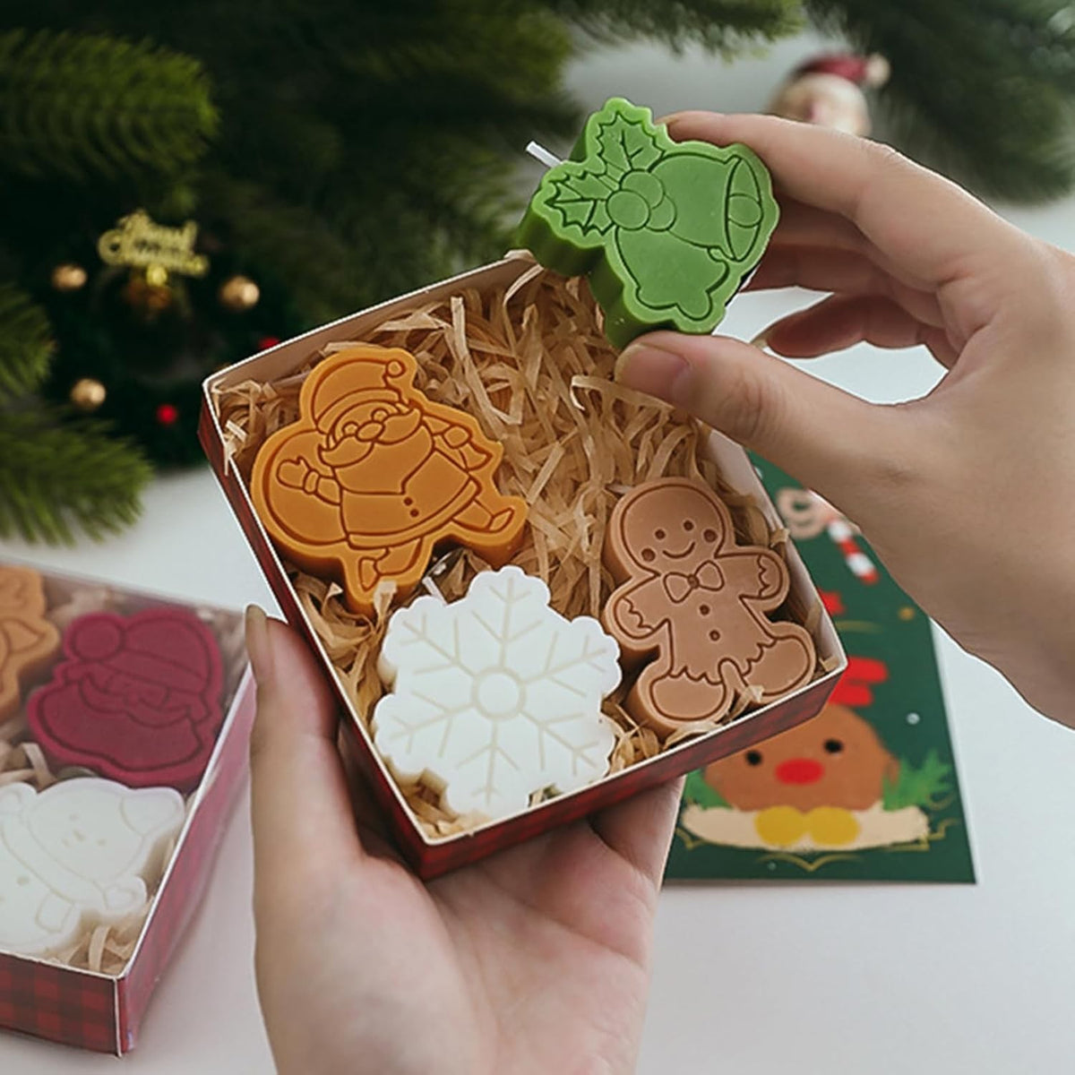 Set 4 Lumanari Parfumate de Craciun, Decoratiuni Festive Figurine Mos Craciun si Om de Zapada, Parafina, Multicolor, 141 g