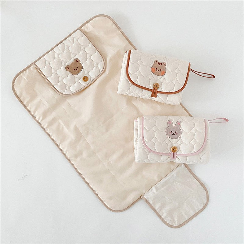 Pătură pentru Schimbat Scutece, Multifuncțională și Impermeabilă, Bumbac Matlasat, Pliabilă cu Buzunar Șervețele, Model Ursulet cu Inimioare, Bej, 50 x 70 cm