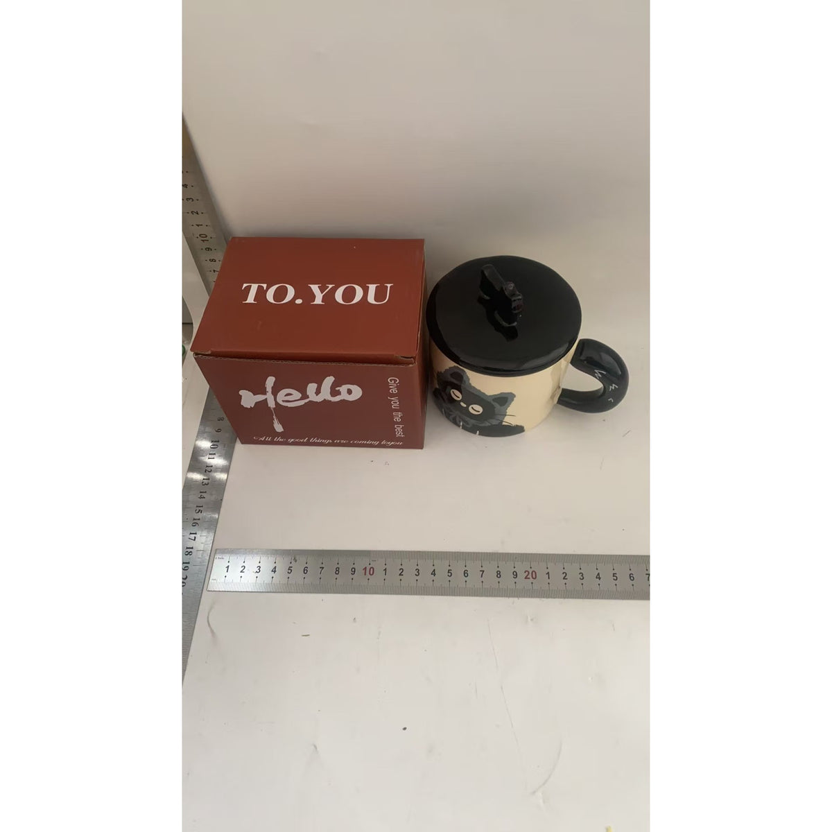 Cana Ceramica pentru Ceai si Cafea, Design Retro cu Capac si Figurina 3D, Cutie Cadou Inclusa, Imprimeu Pisica, 360 ml, Bej/Multicolor