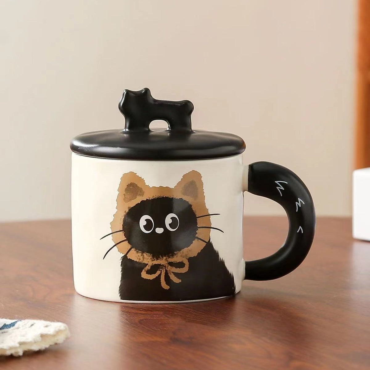 Cana din Ceramica pentru Ceai sau Cafea, Design Retro cu Capac si Figurina 3D, Cutie Cadou Inclusa, Print Pisica, 360 ml, 9.5 x 8 x 8 cm, Bej