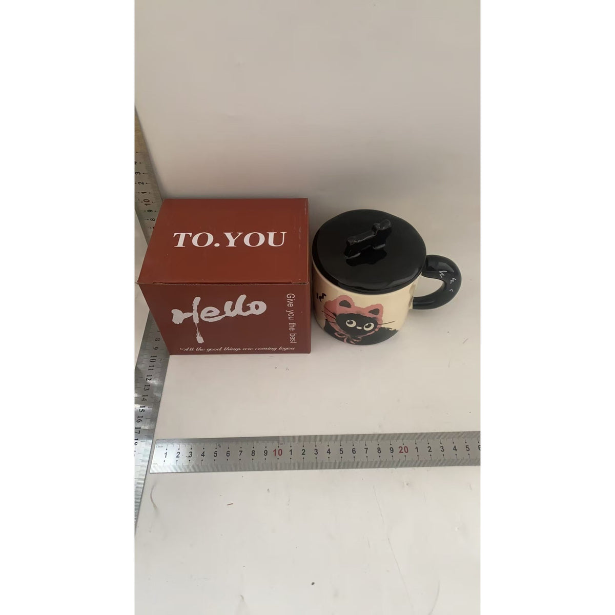 Cana din Ceramica pentru Ceai sau Cafea, Design Retro cu Capac si Figurina 3D, Imprimeu Pisica, Cutie Cadou Inclusa, 360 ml, 9.5 x 8 x 8 cm, Bej cu Roz si Negru