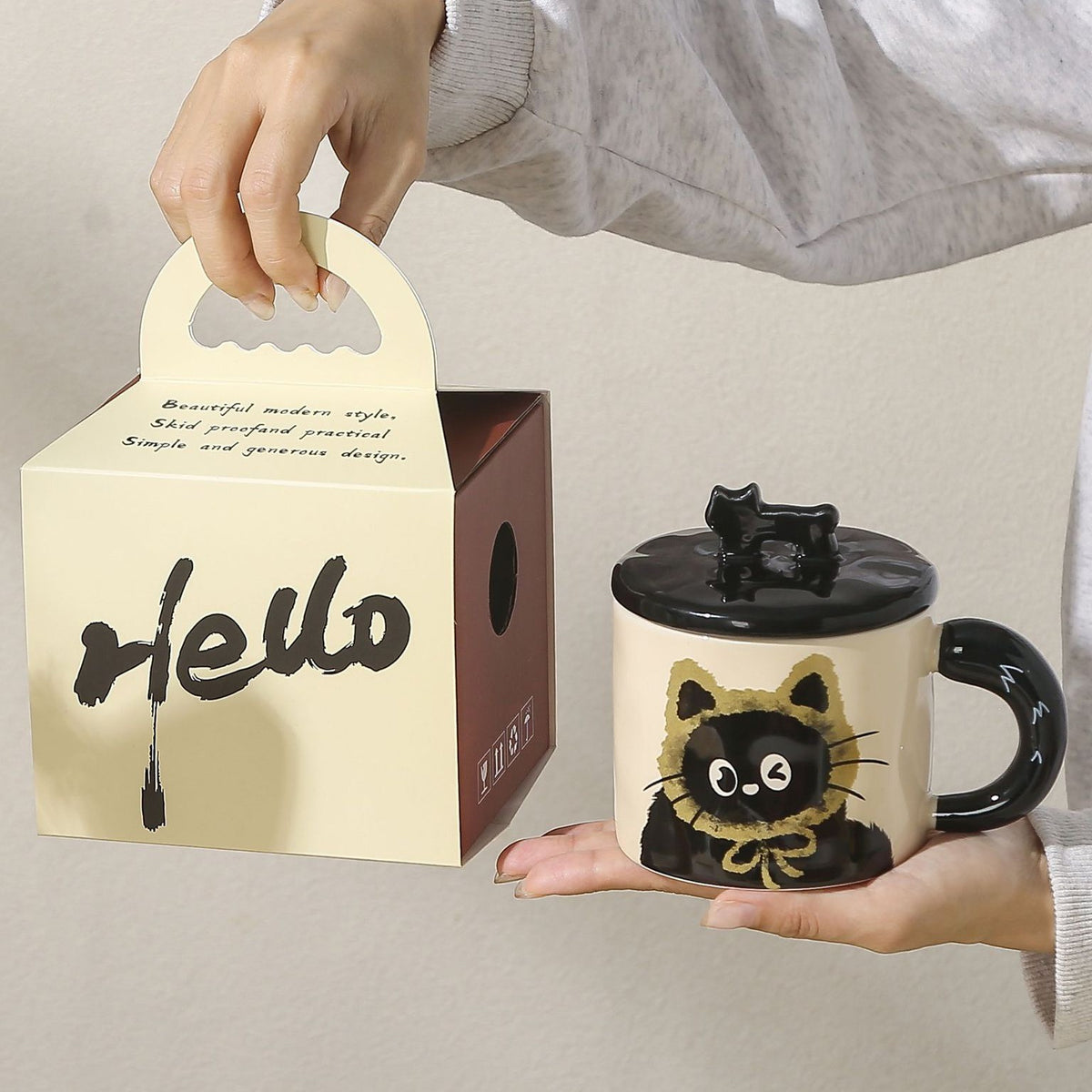 Cana din Ceramica pentru Ceai sau Cafea, Design Retro cu Capac si Figurina 3D, Cutie Cadou Inclusa, Imprimeu Pisica, 360 ml, 9.5 x 8 x 8 cm, Bej