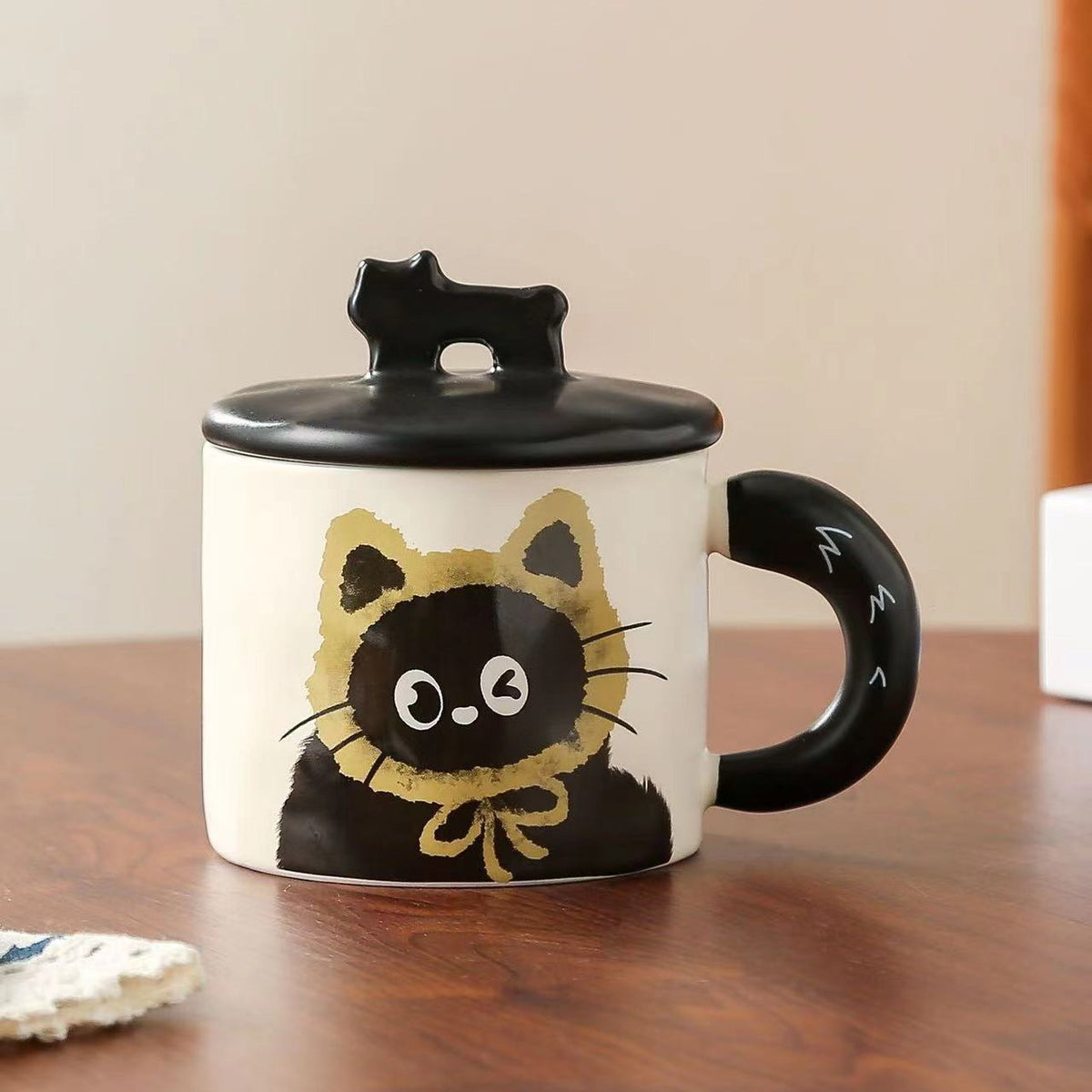 Cana din Ceramica pentru Ceai sau Cafea, Design Retro cu Capac si Figurina 3D, Cutie Cadou Inclusa, Imprimeu Pisica, 360 ml, 9.5 x 8 x 8 cm, Bej