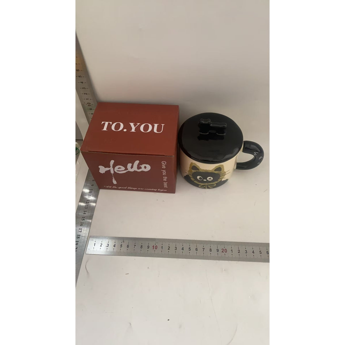 Cana din Ceramica pentru Ceai sau Cafea, Design Retro cu Capac si Figurina 3D, Cutie Cadou Inclusa, Imprimeu Pisica, 360 ml, 9.5 x 8 x 8 cm, Bej