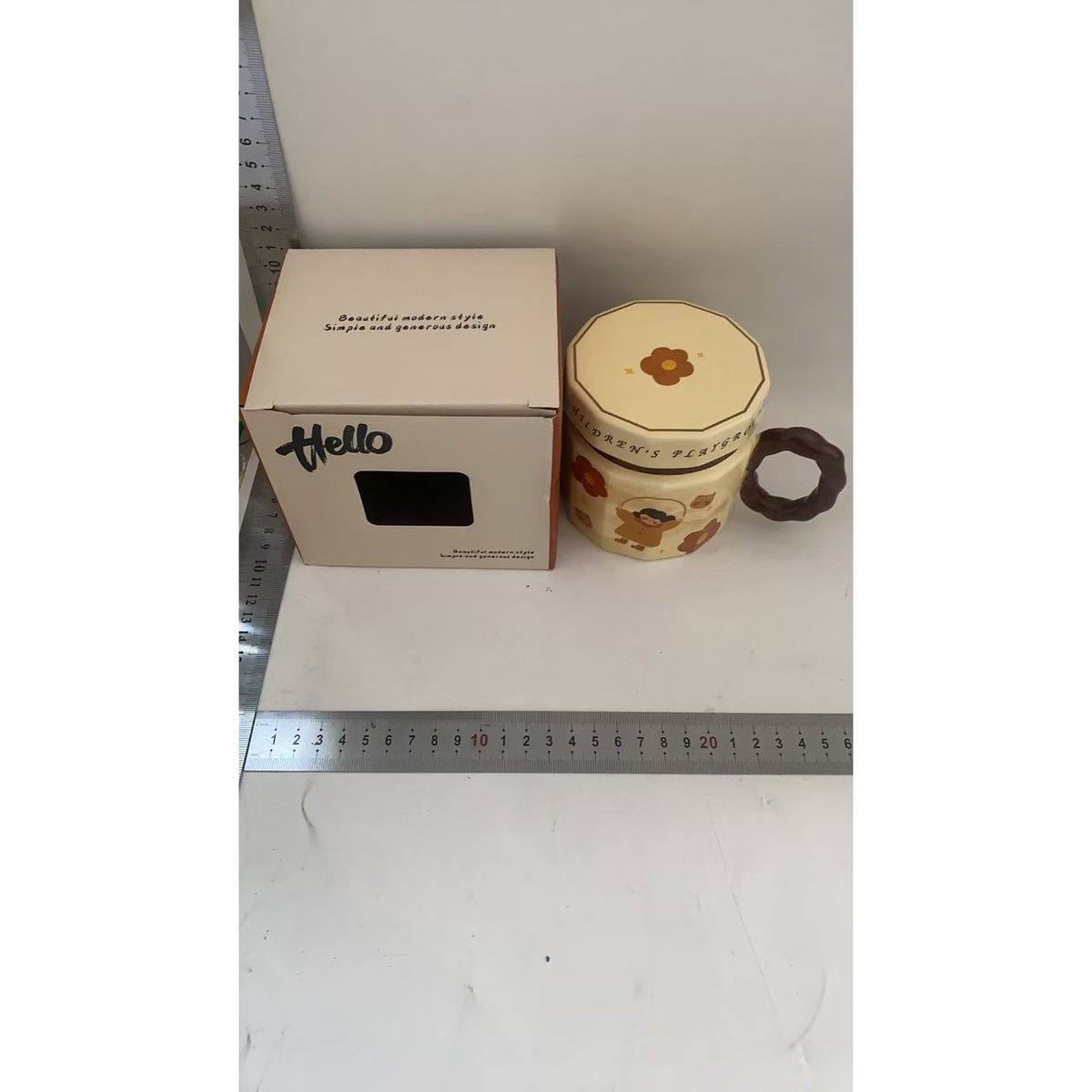 Cana din Ceramica pentru Cafea si Ceai, Model Fetita cu Coarda, Cana Universala cu Capac, Bej, 400 ml, 9 x 8 x 8 cm
