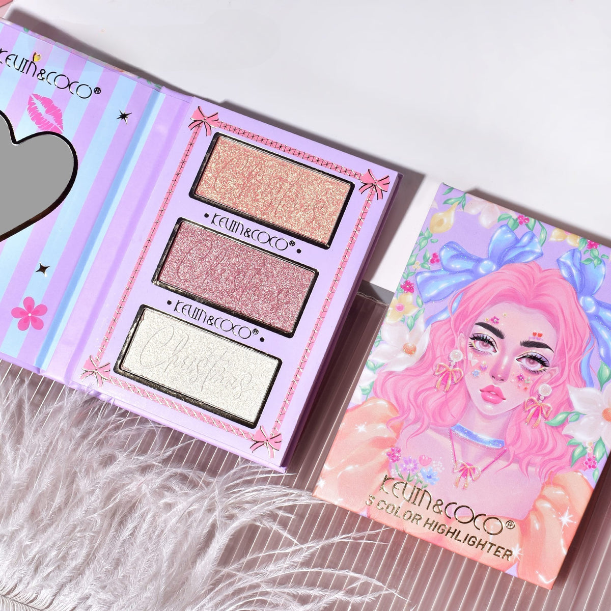 Kevin & Coco Paleta de Machiaj cu 3 Iluminatoare, Textura Catifelata cu Glitter Sidefat, Editie Pink Barbie Girl, 11.3 x 8.2 x 1.3 cm