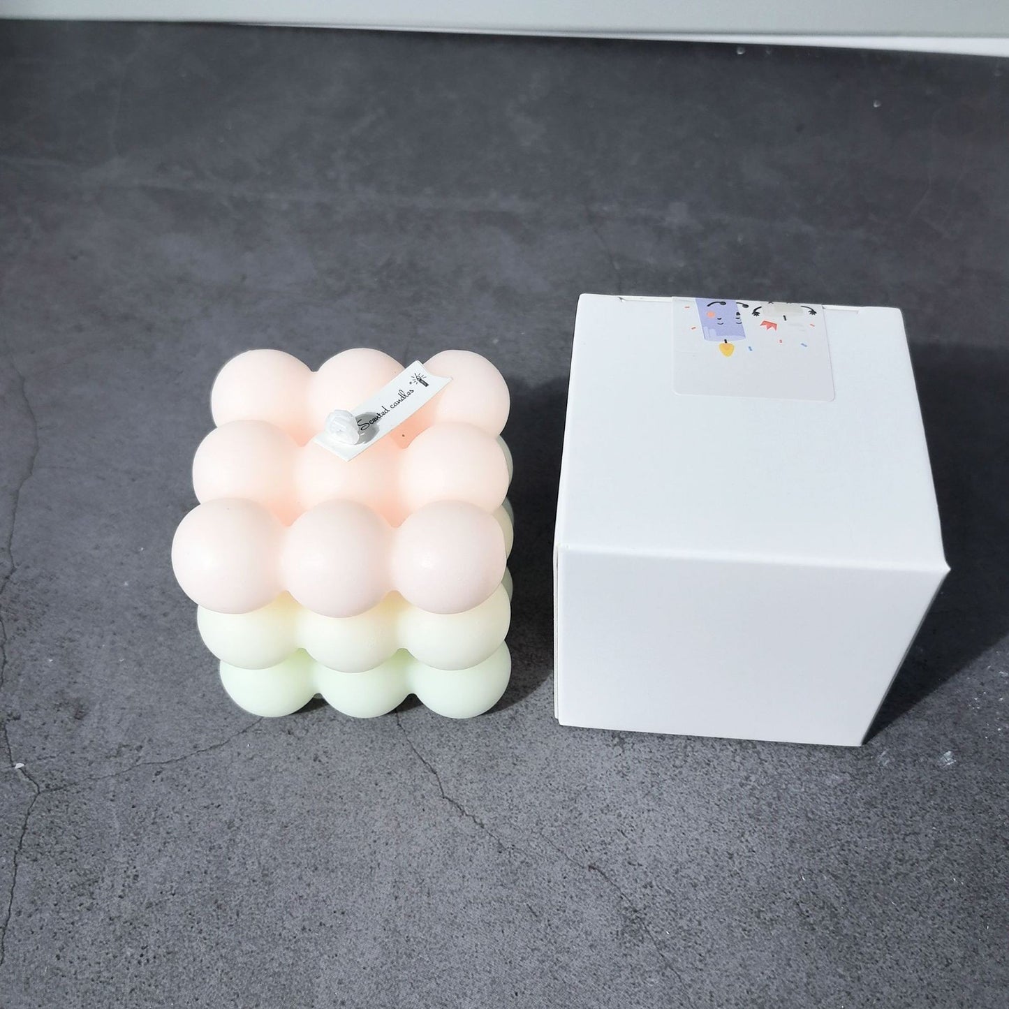 Lumanare Parfumata din Ceara de Soia, Model Cub cu Design Gradient, Aroma de Piersici, Manuala, 6x6x6 cm, Bej-Pastel