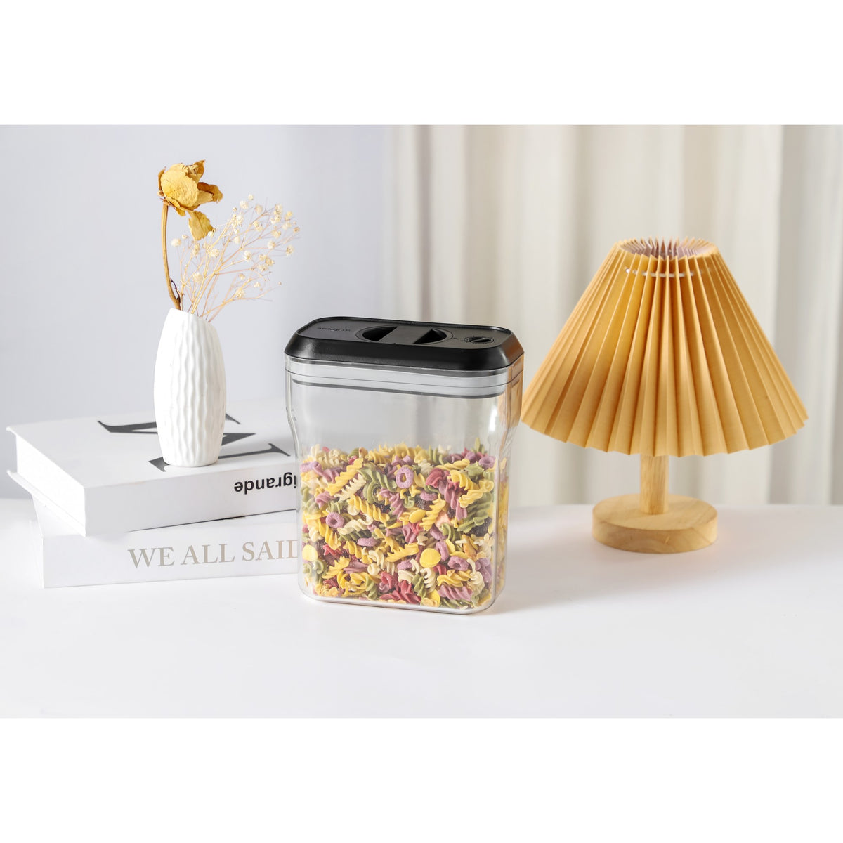 Recipient Alimentar, Cutie Depozitare cu Inchidere Ermetica prin Rotire 90 Grade, Plastic ABS si Silicon, 2 Litri, Transparent cu Capac Negru, 20.5 x 10.5 x 27 cm