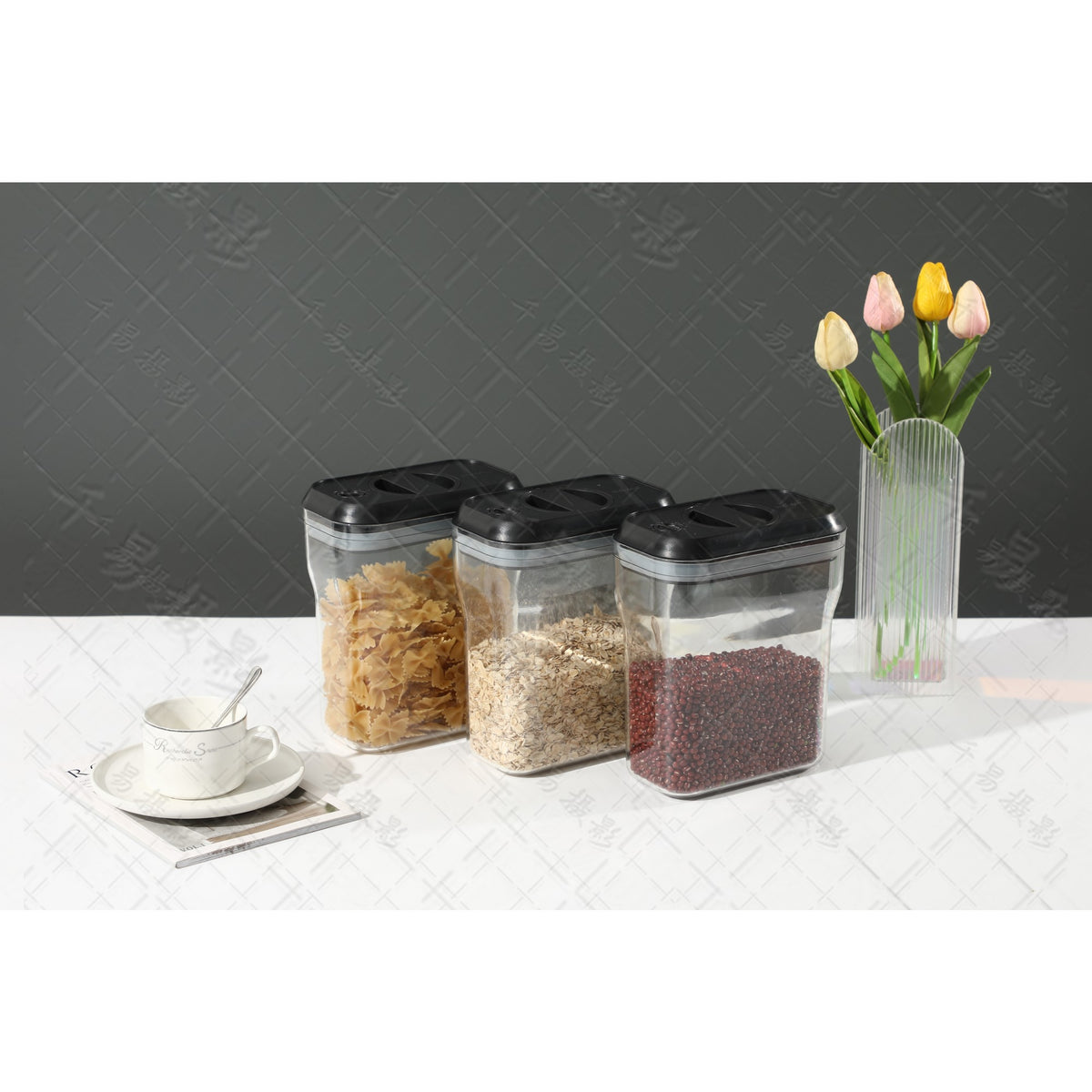 Recipient Alimentar, Cutie Depozitare cu Inchidere Ermetica prin Rotire 90 Grade, Plastic ABS si Silicon, 2 Litri, Transparent cu Capac Negru, 20.5 x 10.5 x 27 cm