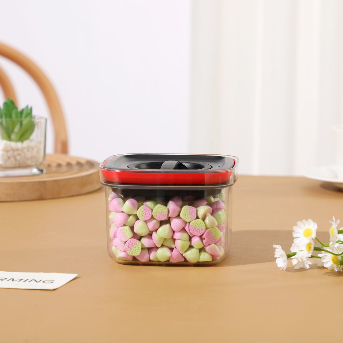 Recipient Depozitare Alimente si Cereale, Container Etans cu Sistem Flip si Garnitura Silicon, Plastic Transparent PET, 600 ml, 11.5 x 11.5 x 8 cm, Transparent cu Capac Negru