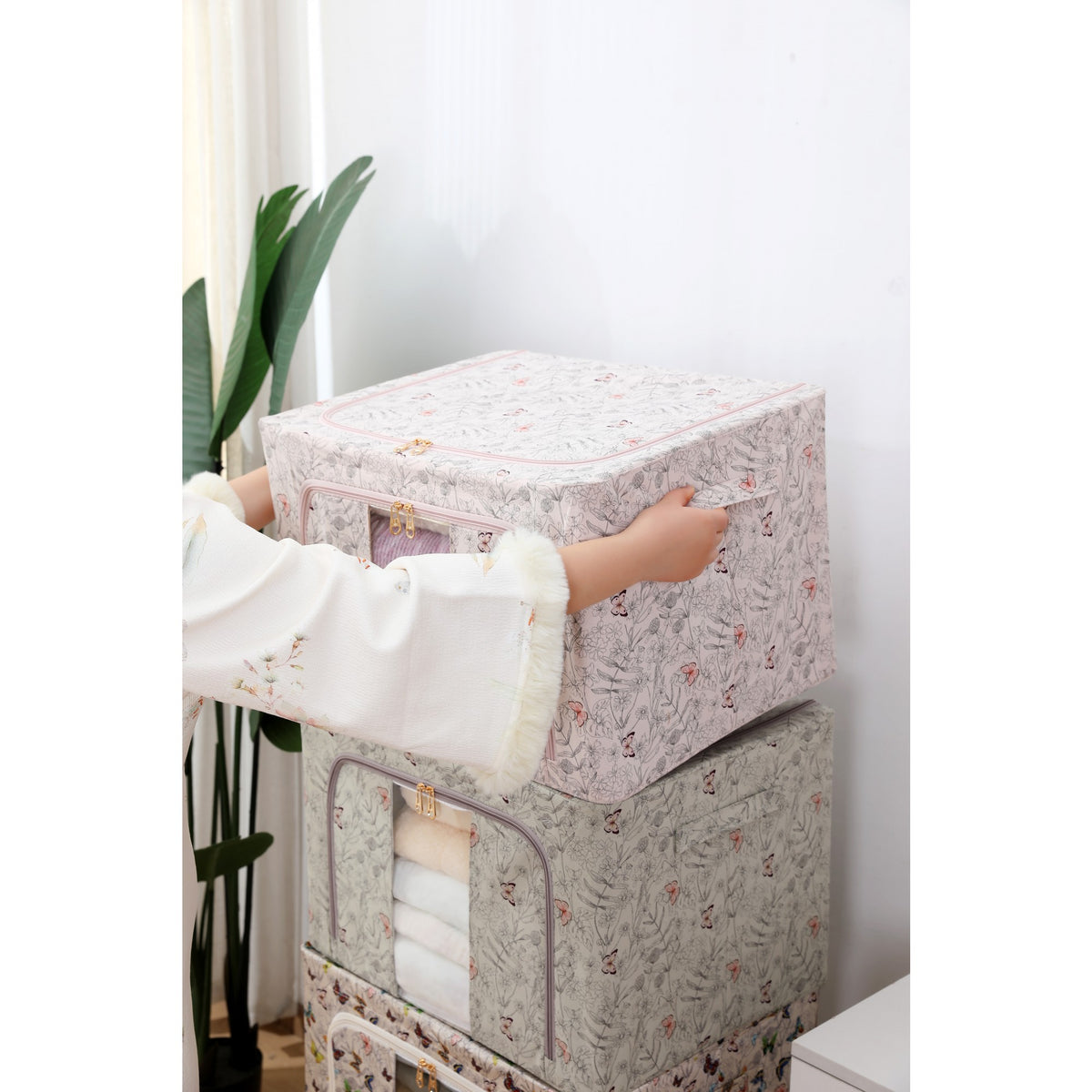 Cutie Depozitare Haine si Lenjerii, Pliabila cu Cadru Metalic si Fereastra, Material Textil Ecologic, 66 Litri, Model Fluturasi, Roz, 50 x 40 x 33 cm