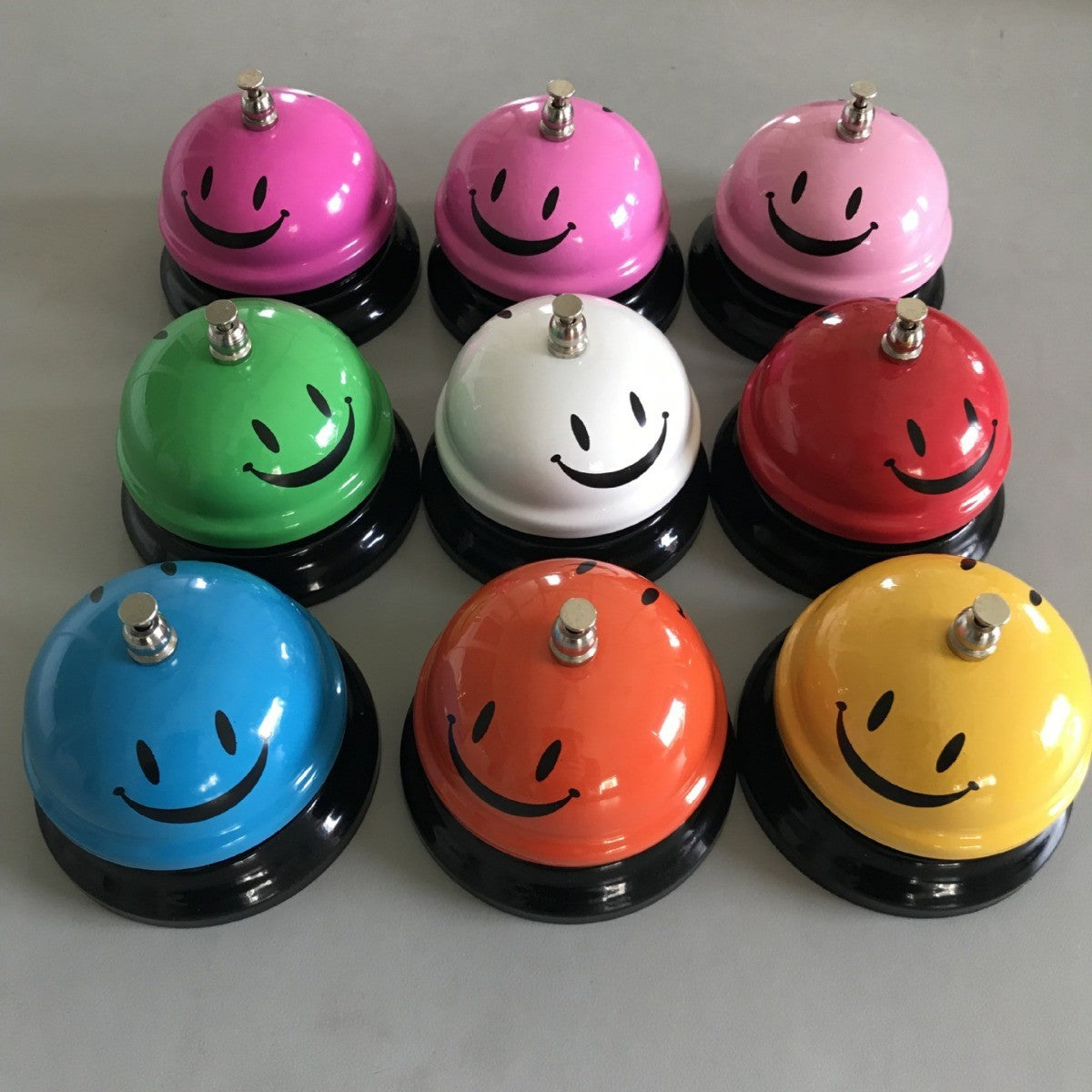 Clopotel Metalic de Masa pentru Receptie si Dresaj, Imprimeu Smiley Face, Mecanism de Apasare, Metal si Plastic, 7.5 x 7.5 x 6.5 cm, Roz/Portocaliu