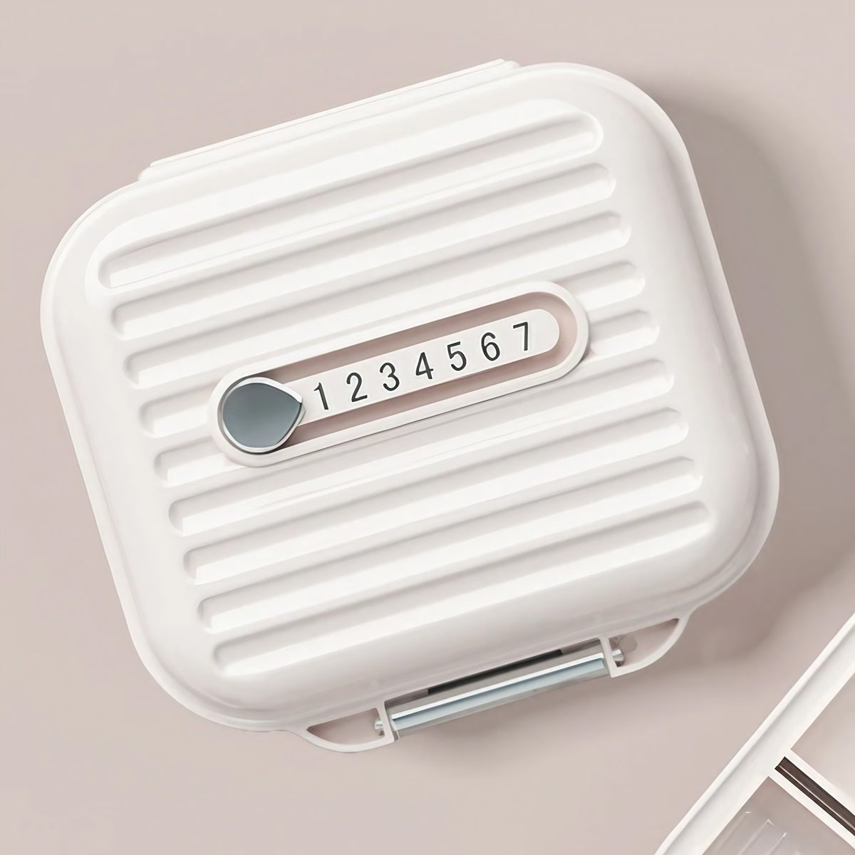 Cutie Medicamente si Organizator Pastile, 7 Compartimente Numerotate, Inchidere Metalica Sigura, Design Compact de Calatorie, Bej, 7.8x7.2x3.5 cm