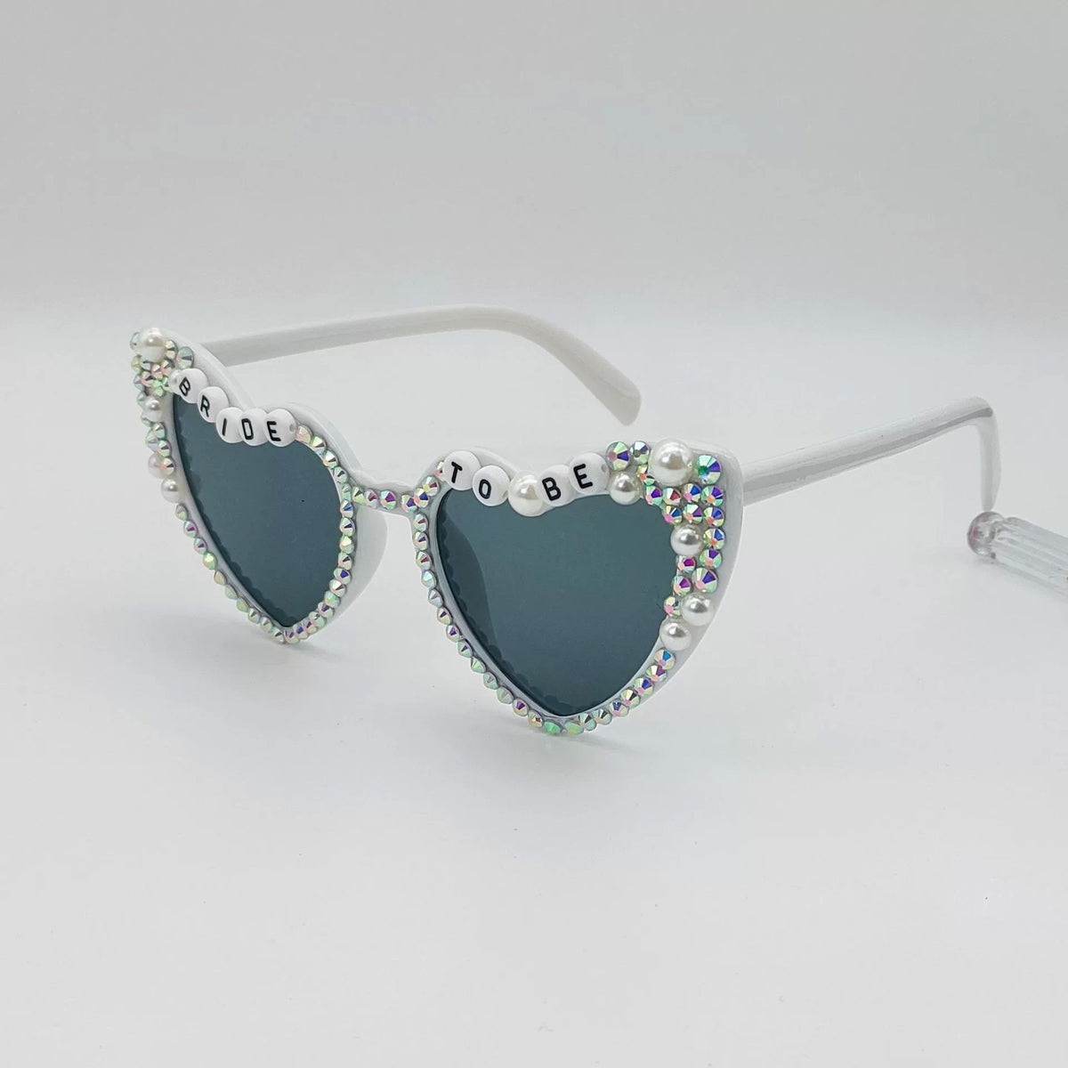 Ochelari Decorativi Bride To Be, Accesorii Petrecerea Burlacitelor si Nunta, Rama cu Perle si Diamante, Material PC, 15.3 x 5.7 x 14.5 cm, Alb