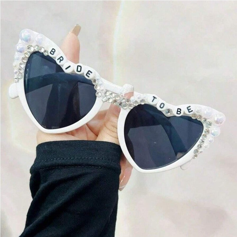 Ochelari Decorativi Bride To Be, Accesorii Nunta si Petrecerea Burlacitelor cu Perle, Policarbonat, 15.3 x 5.7 x 14.5 cm, Alb